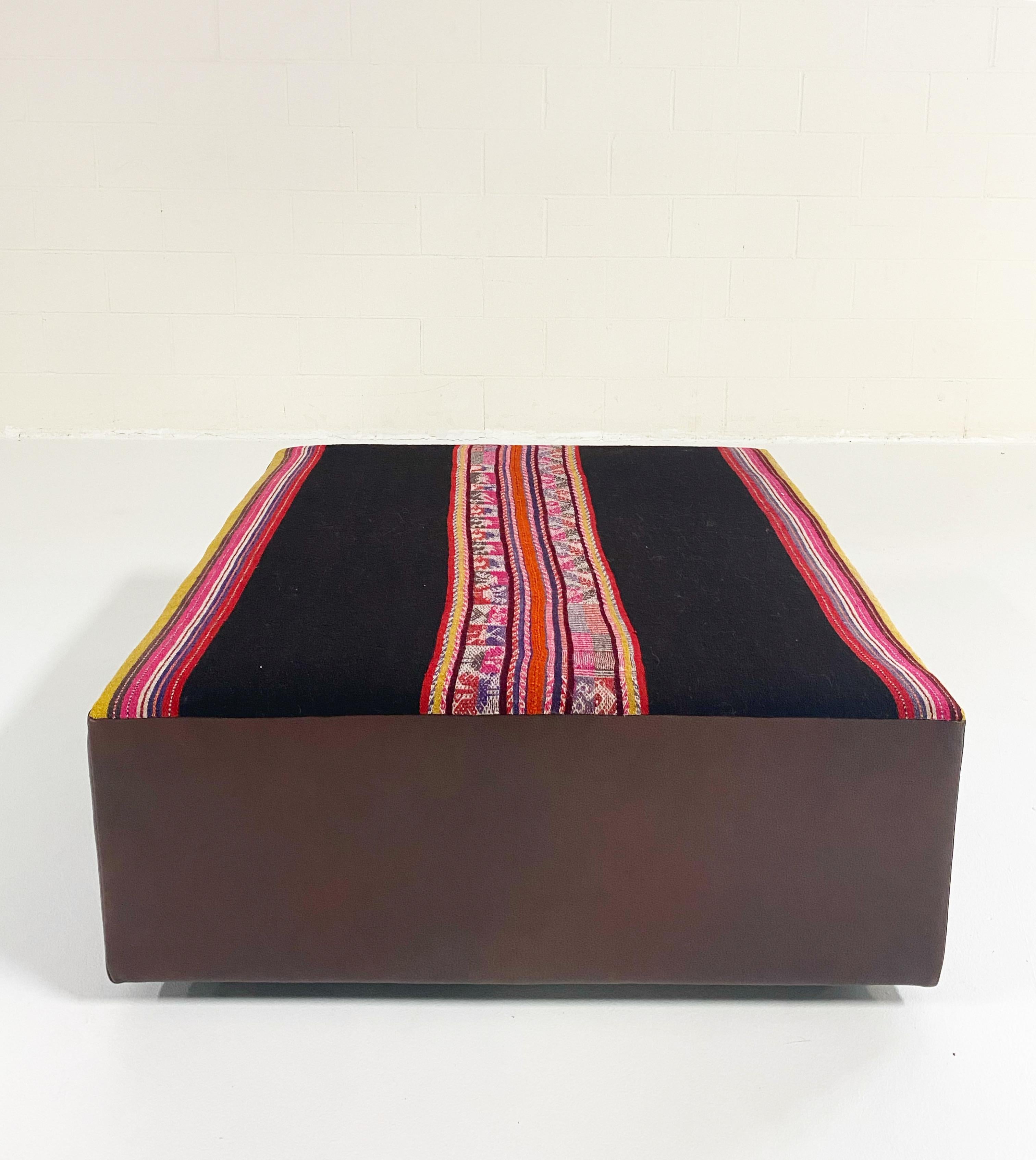 Pouf Forsyth unique en son genre avec textile péruvien vintage, noir Neuf - En vente à SAINT LOUIS, MO