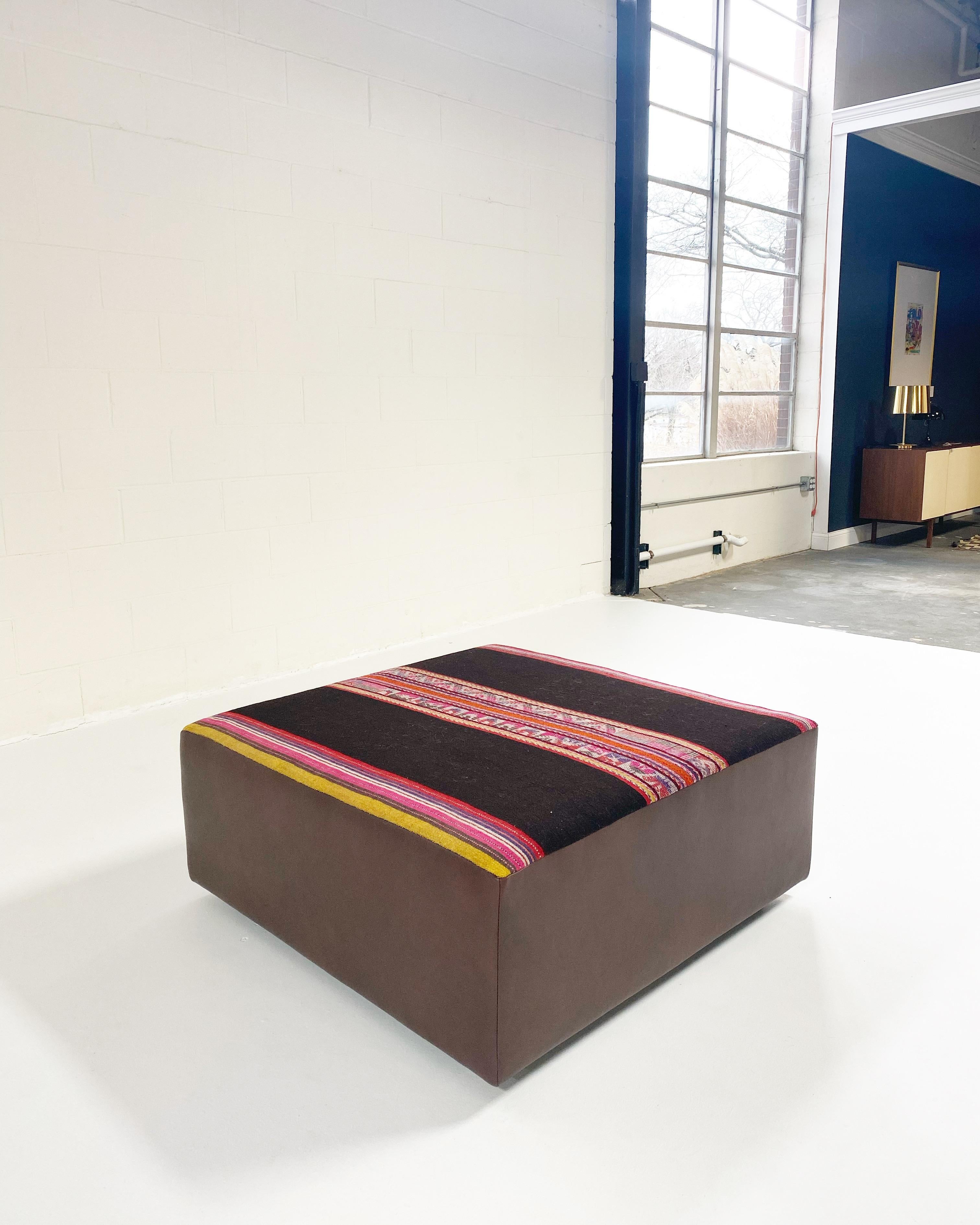 XXIe siècle et contemporain Pouf Forsyth unique en son genre avec textile péruvien vintage, noir en vente