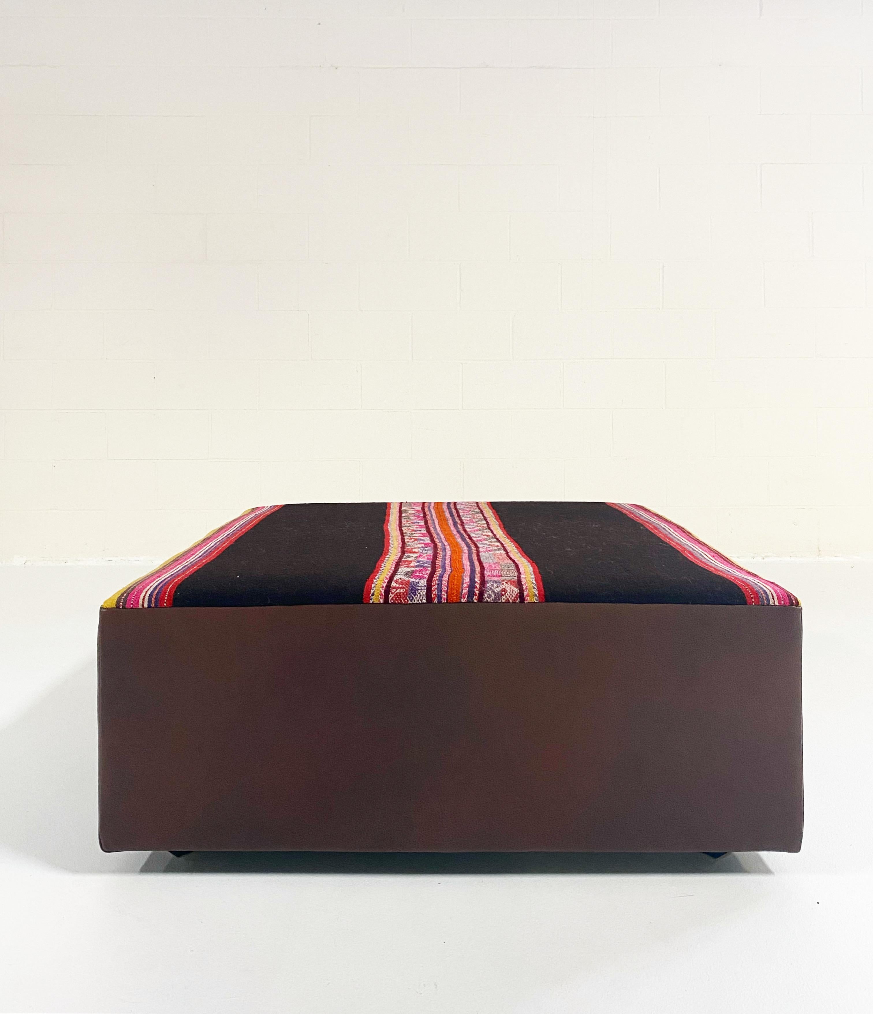 Cuir Pouf Forsyth unique en son genre avec textile péruvien vintage, noir en vente