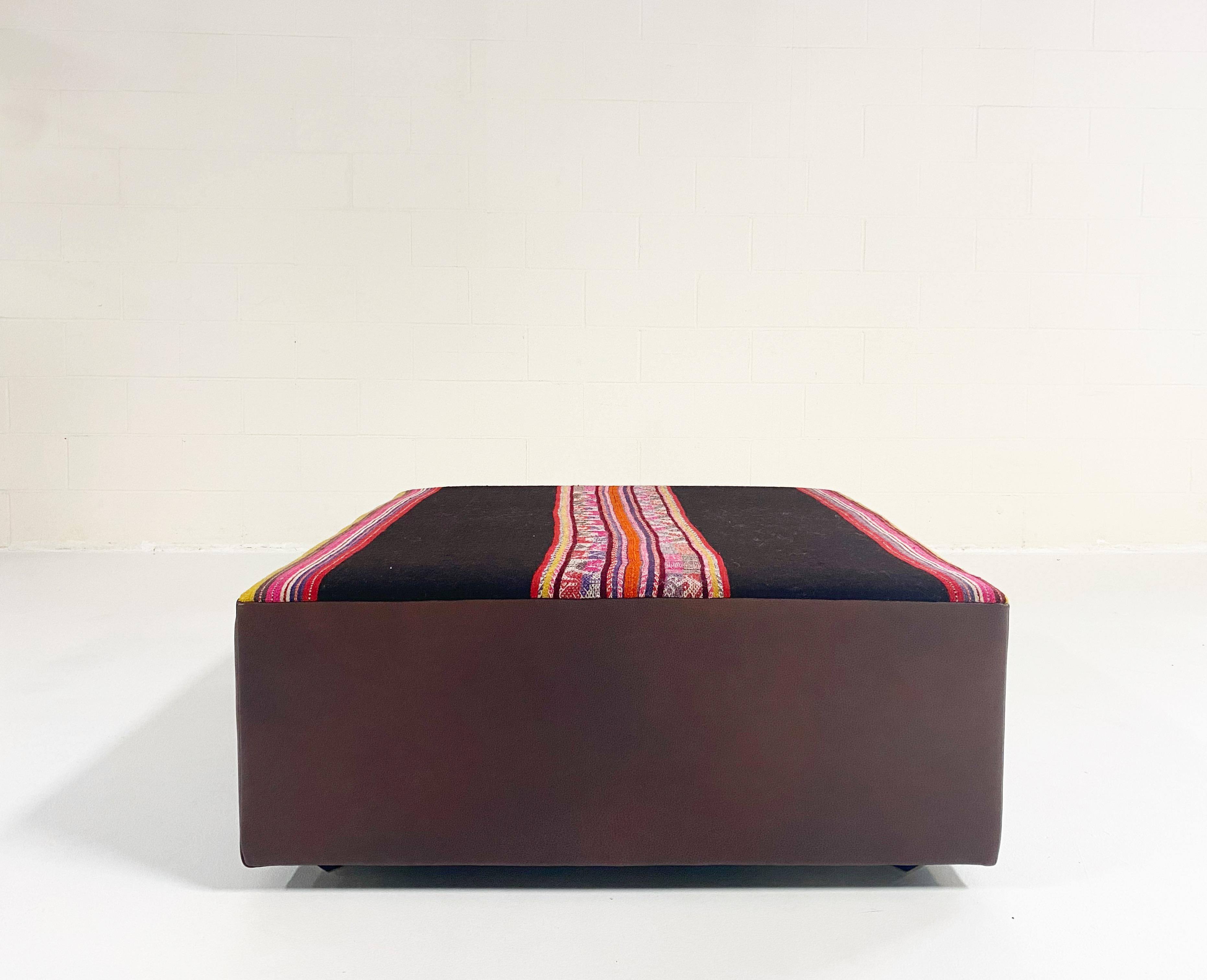 Pouf Forsyth unique en son genre avec textile péruvien vintage, noir en vente 1