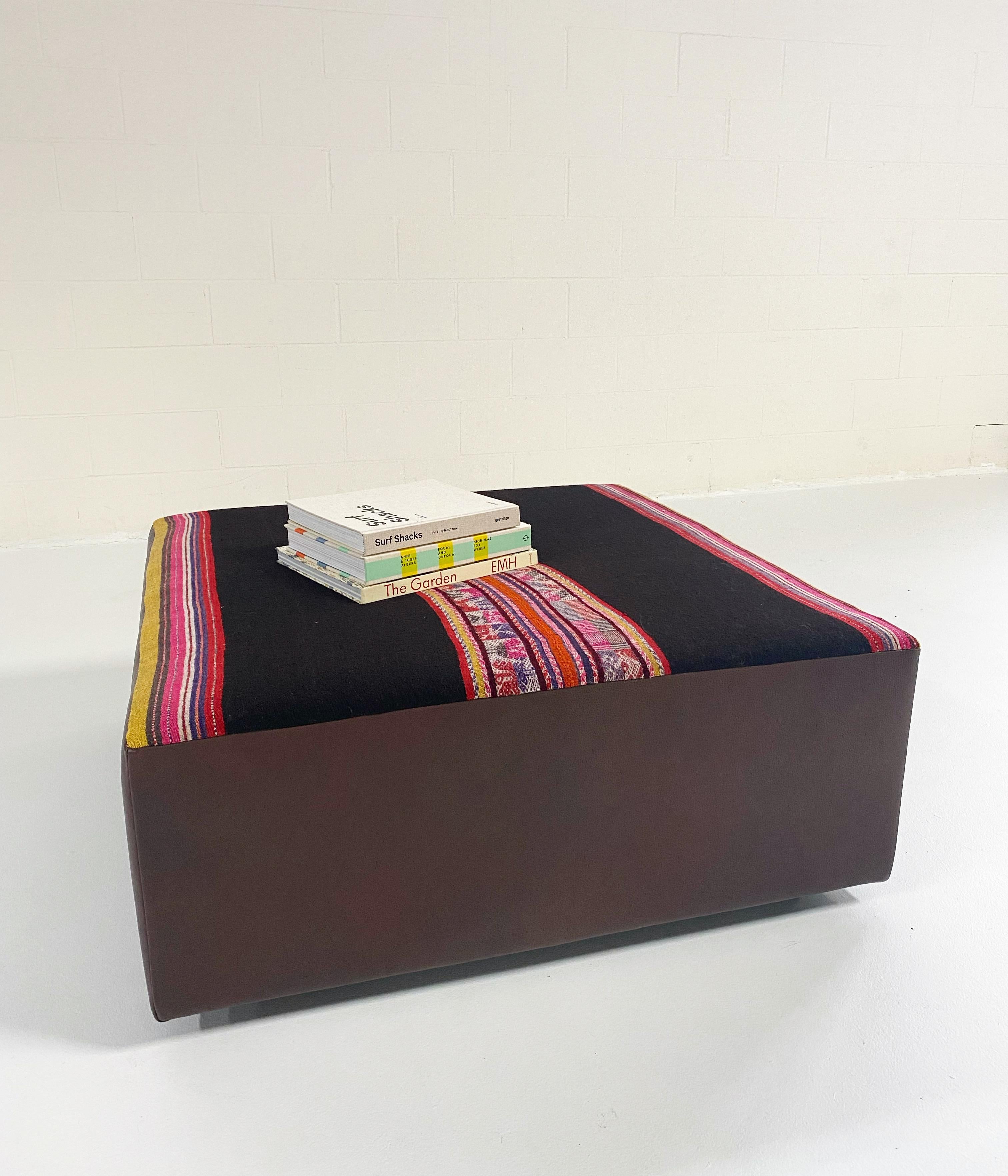 Pouf Forsyth unique en son genre avec textile péruvien vintage, noir en vente 3