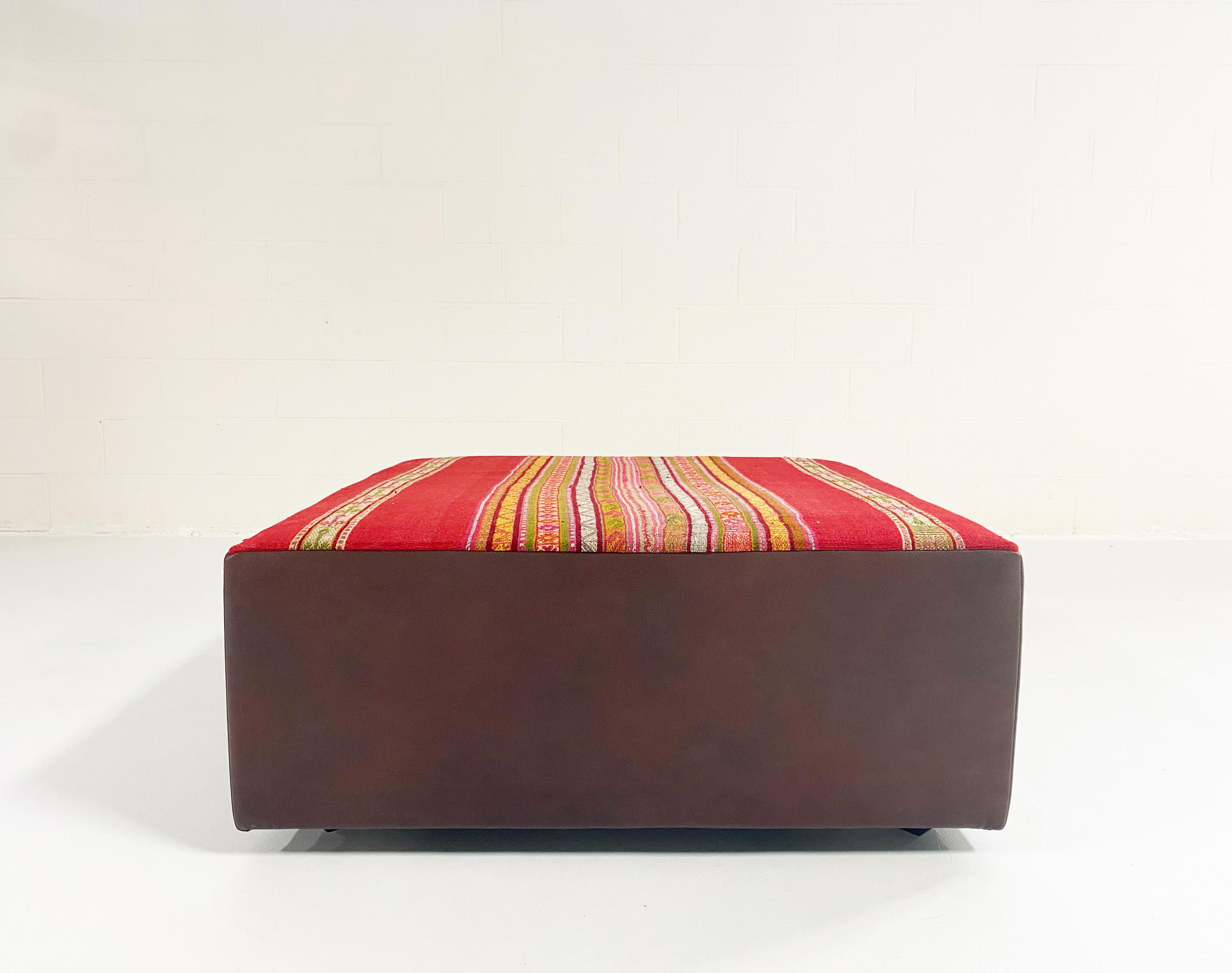 Forsyth, pouf unico con tessuto peruviano vintage, rosso in vendita 1