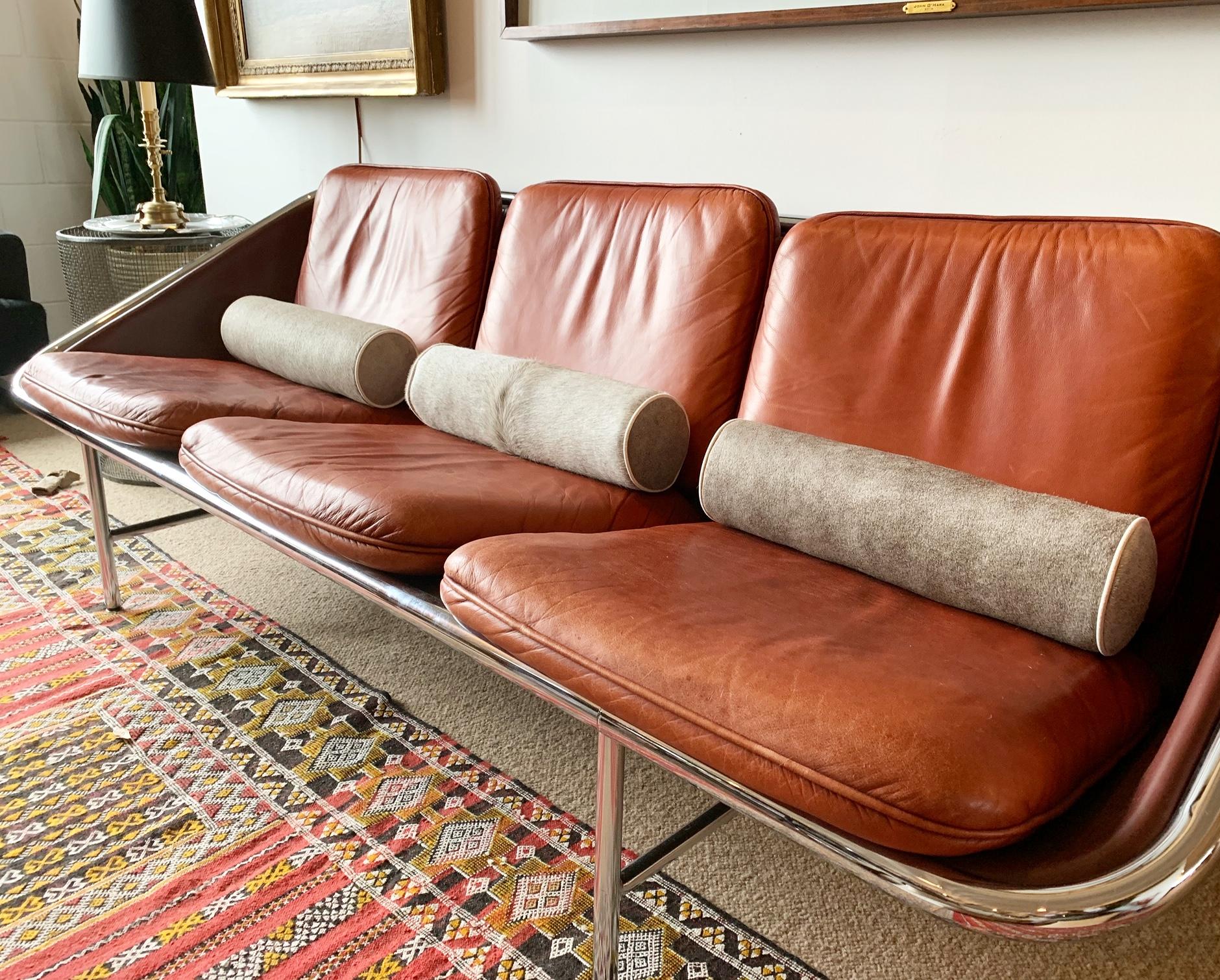 Coussin traversin en cuir de vachette brésilien gris sel et poivre Forsyth Neuf - En vente à SAINT LOUIS, MO