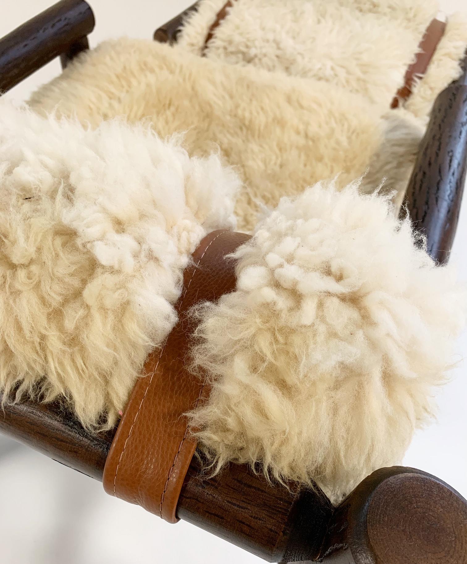 Forsyth X. Butte-Stuhl und Ottomane aus altem Hickoryholz mit maßgefertigten Schafslederkissen im Angebot 3