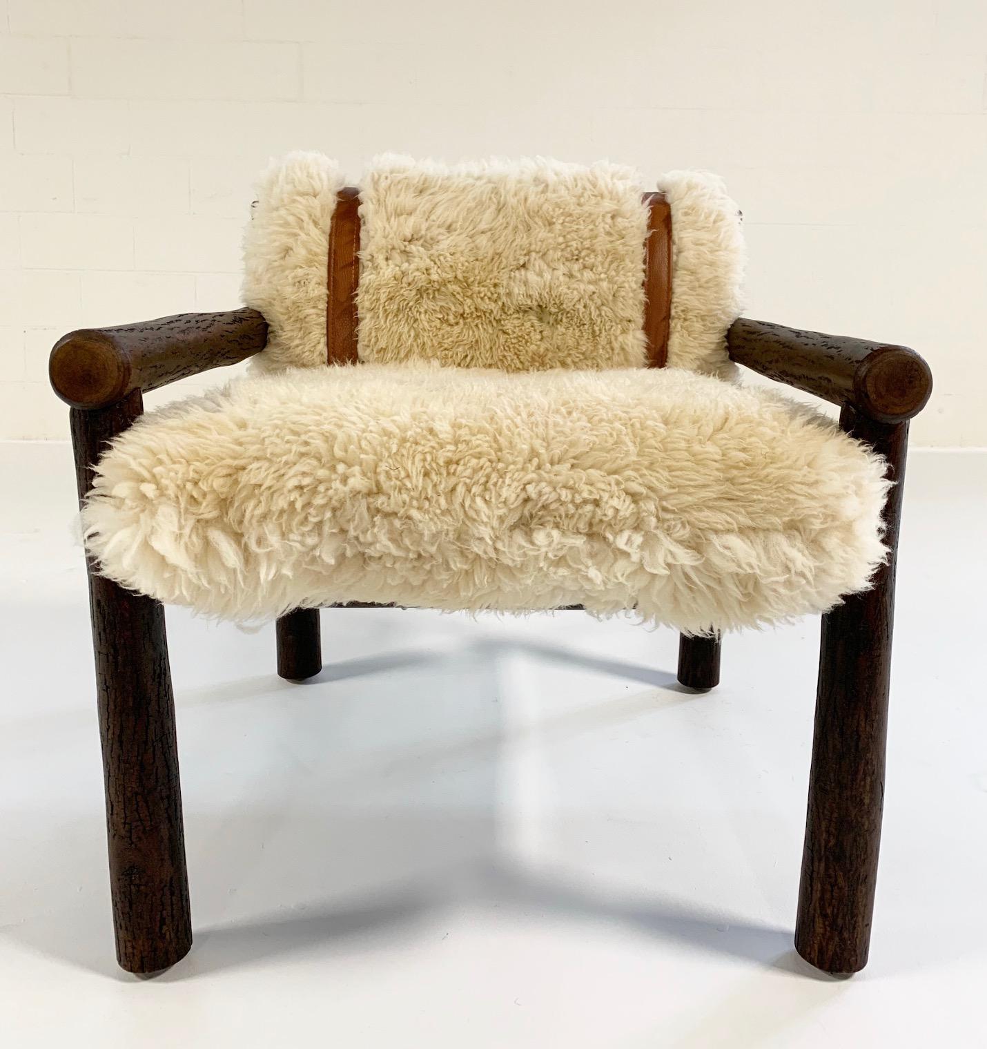 Forsyth X. Butte-Stuhl und Ottomane aus altem Hickoryholz mit maßgefertigten Schafslederkissen (21. Jahrhundert und zeitgenössisch) im Angebot