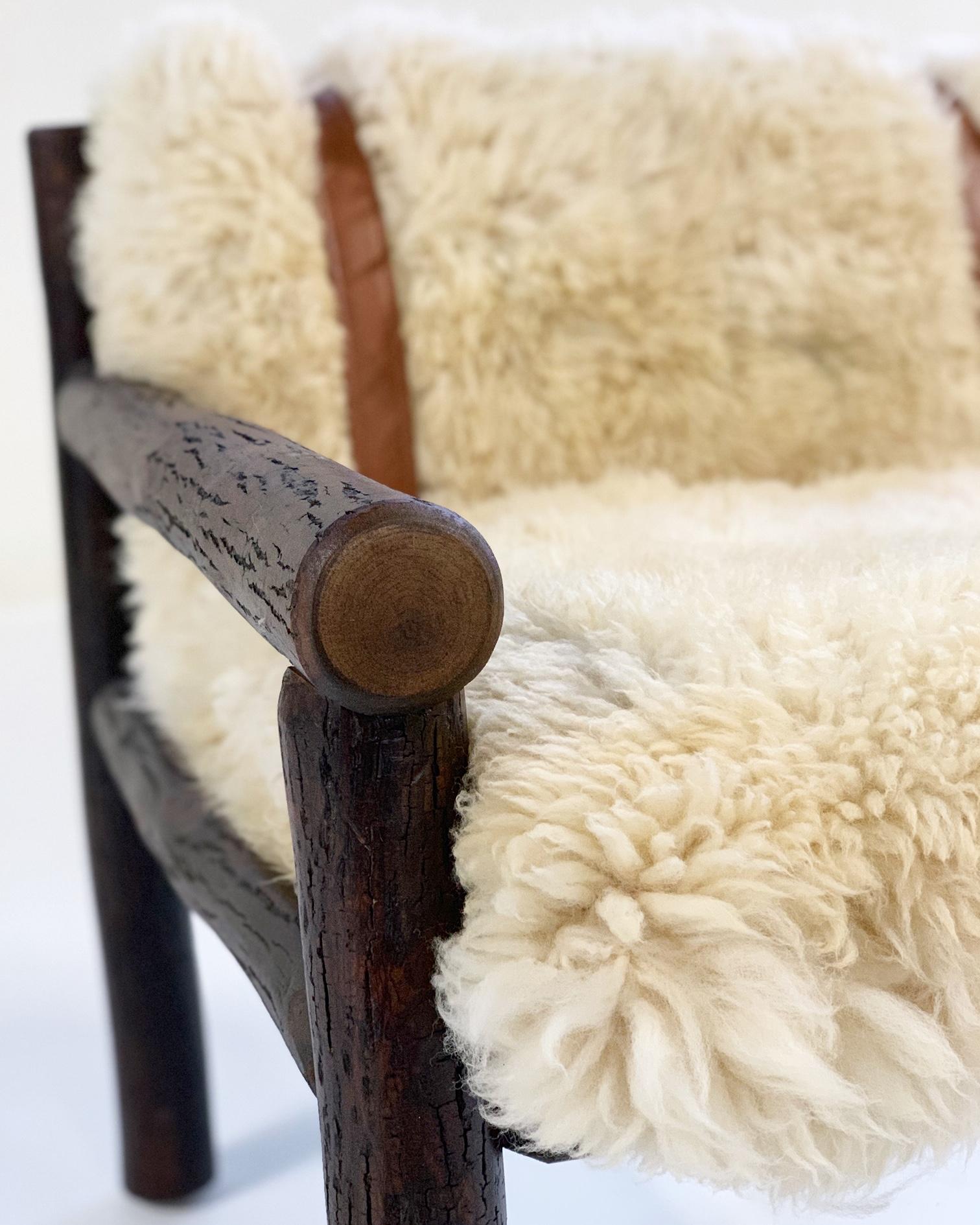 Forsyth X. Butte-Stuhl und Ottomane aus altem Hickoryholz mit maßgefertigten Schafslederkissen im Angebot 1