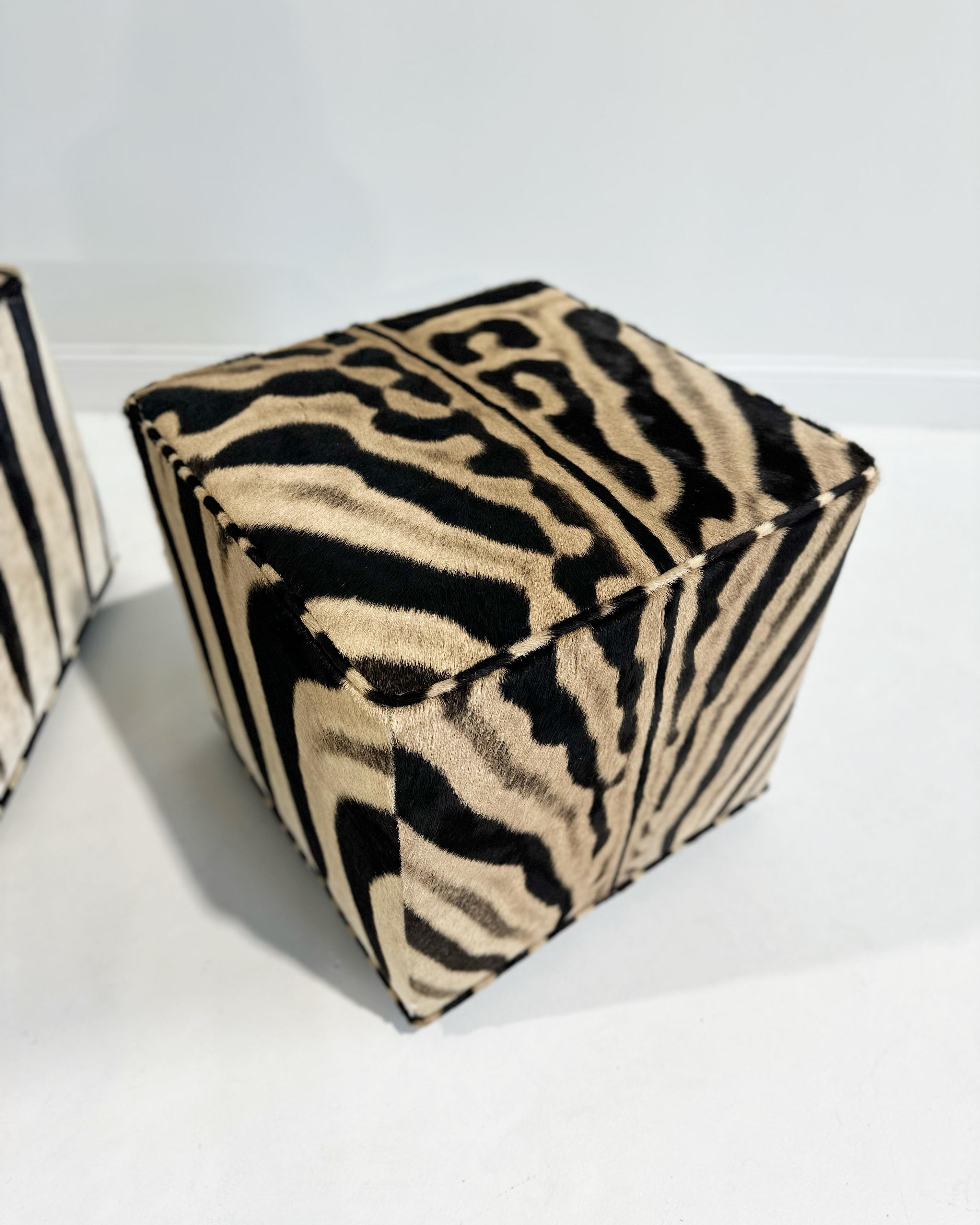 Fait partie de la Collection SYTH Originals. Le pouf Forsyth Cube est conçu et fabriqué à la main à partir de nos peaux de zèbre. Il s'agit d'une pièce polyvalente pour n'importe quelle pièce, ajoutant une texture naturelle et un motif. La table