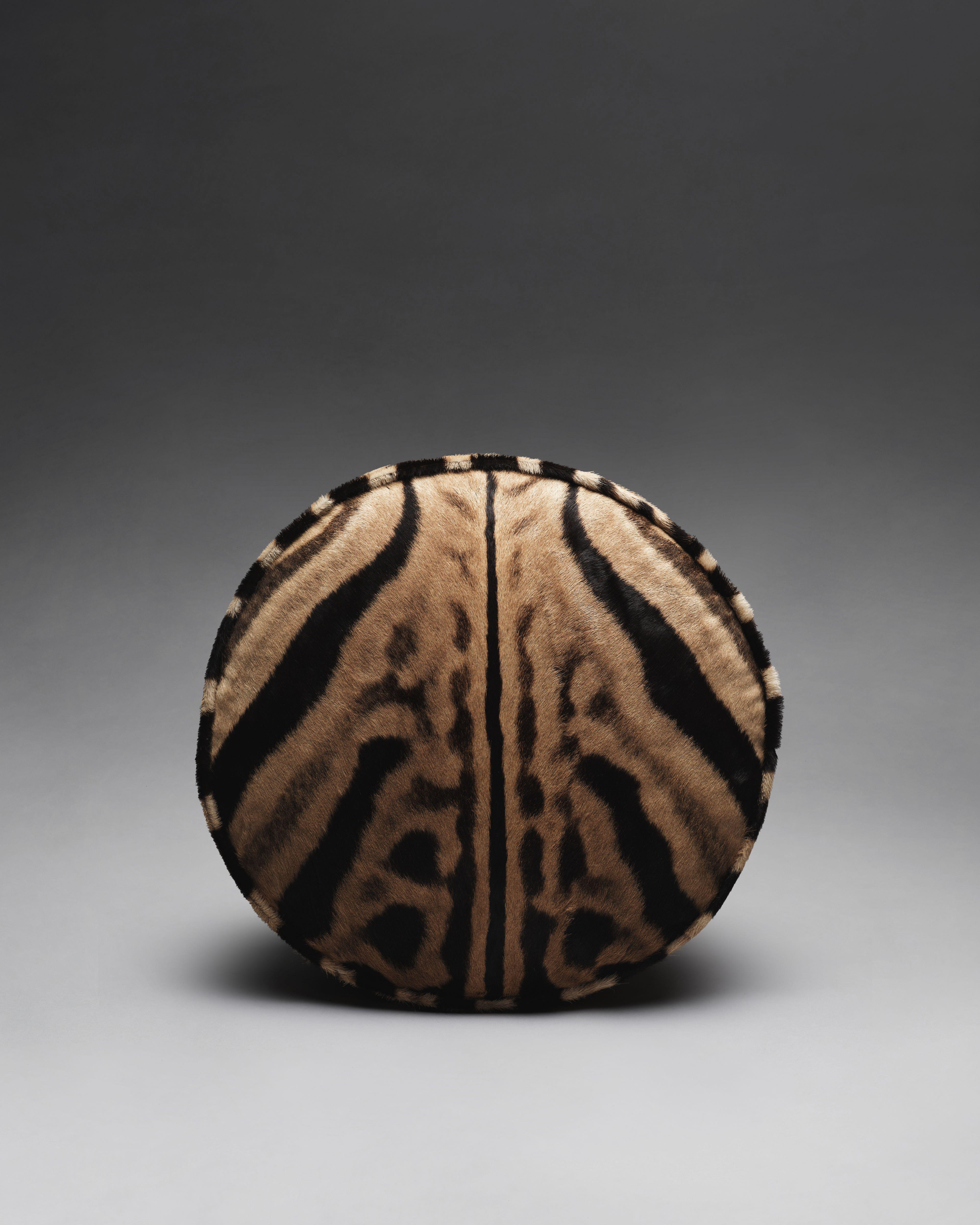 Forsyth Zebrafell-Pouf-Ottoman mit Füßen im Zustand „Neu“ im Angebot in SAINT LOUIS, MO