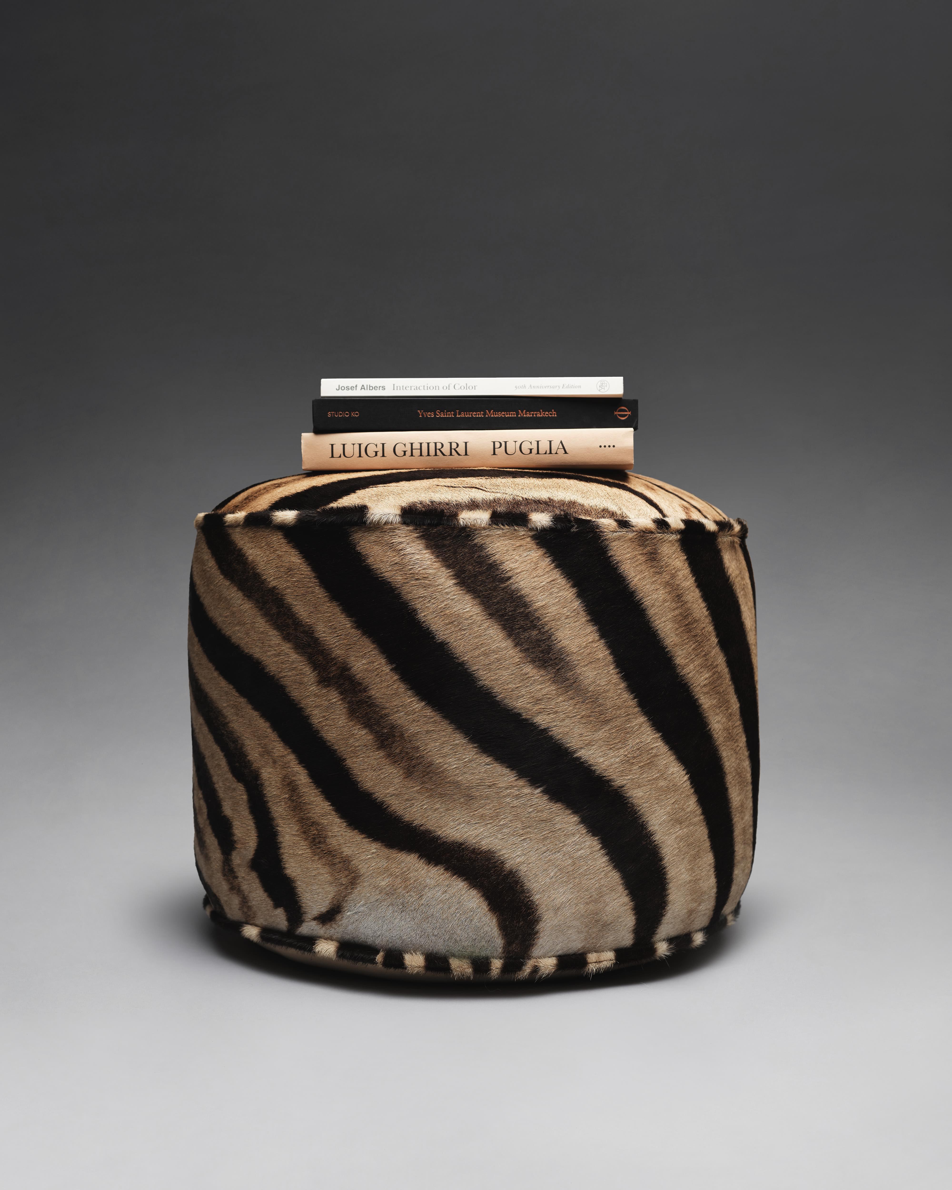 Forsyth Zebrafell-Pouf-Ottoman mit Füßen (21. Jahrhundert und zeitgenössisch) im Angebot