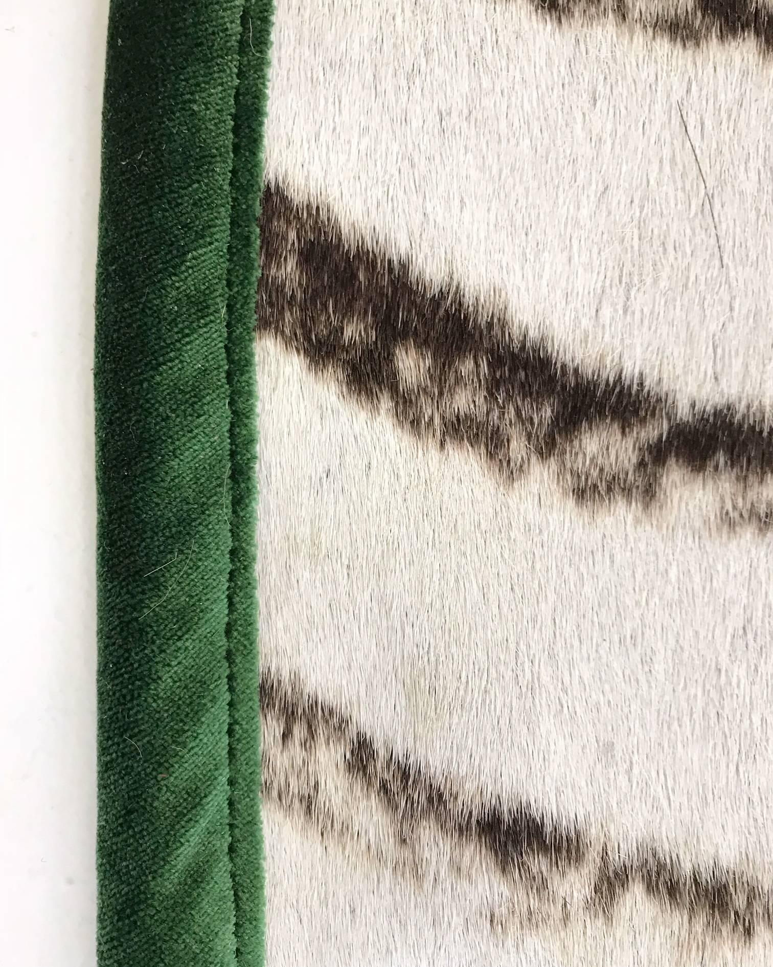 XXIe siècle et contemporain Tapis Forsyth Zebra en peau de mouton garni de velours vert émeraude