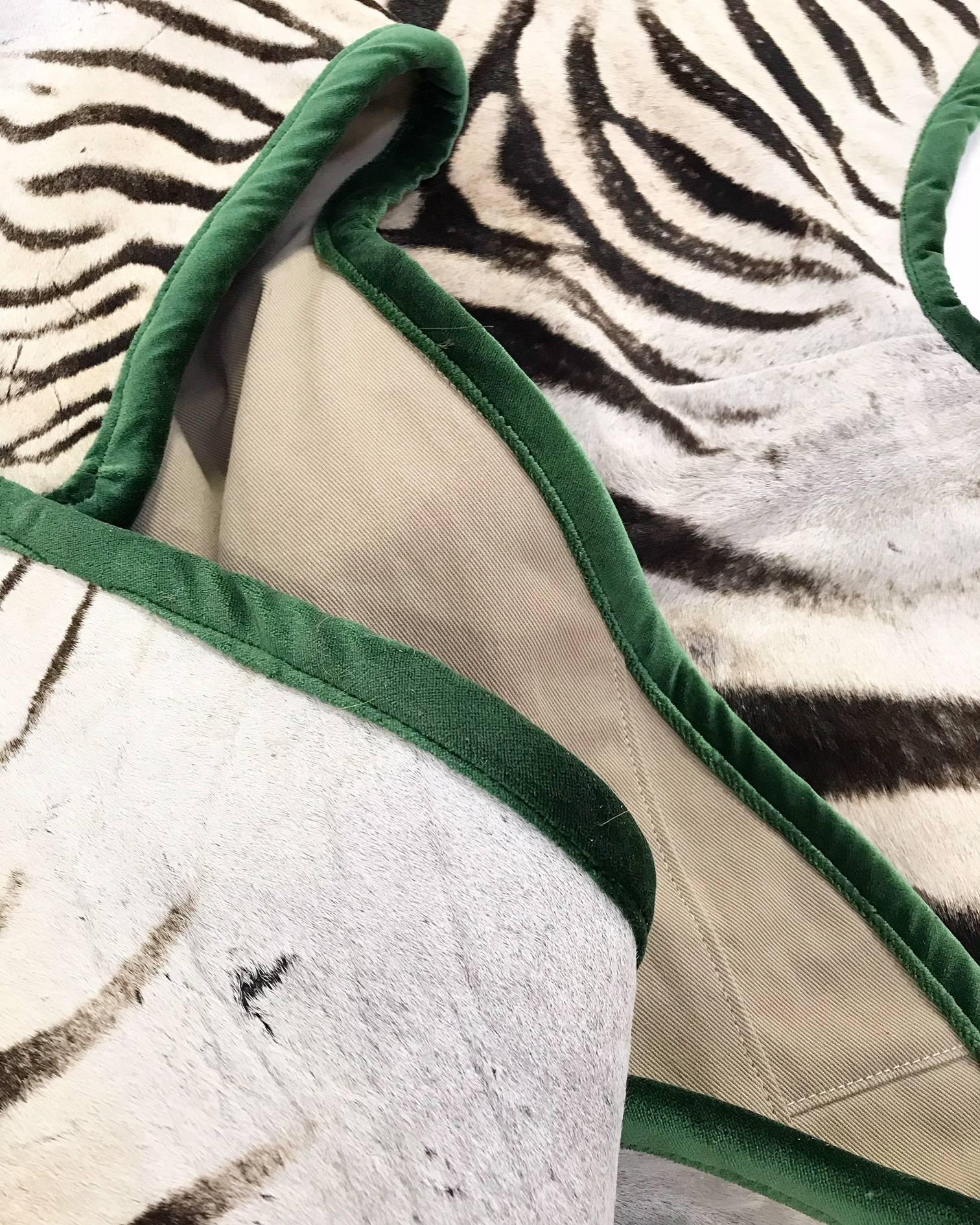 Cuir de zèbre Tapis Forsyth Zebra en peau de mouton garni de velours vert émeraude