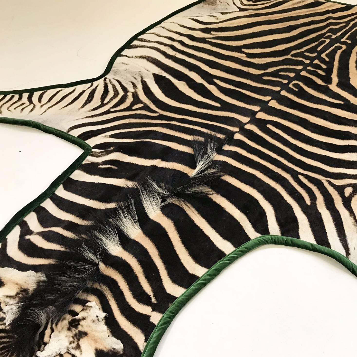 Tapis Forsyth Zebra en peau de mouton garni de velours vert émeraude 1