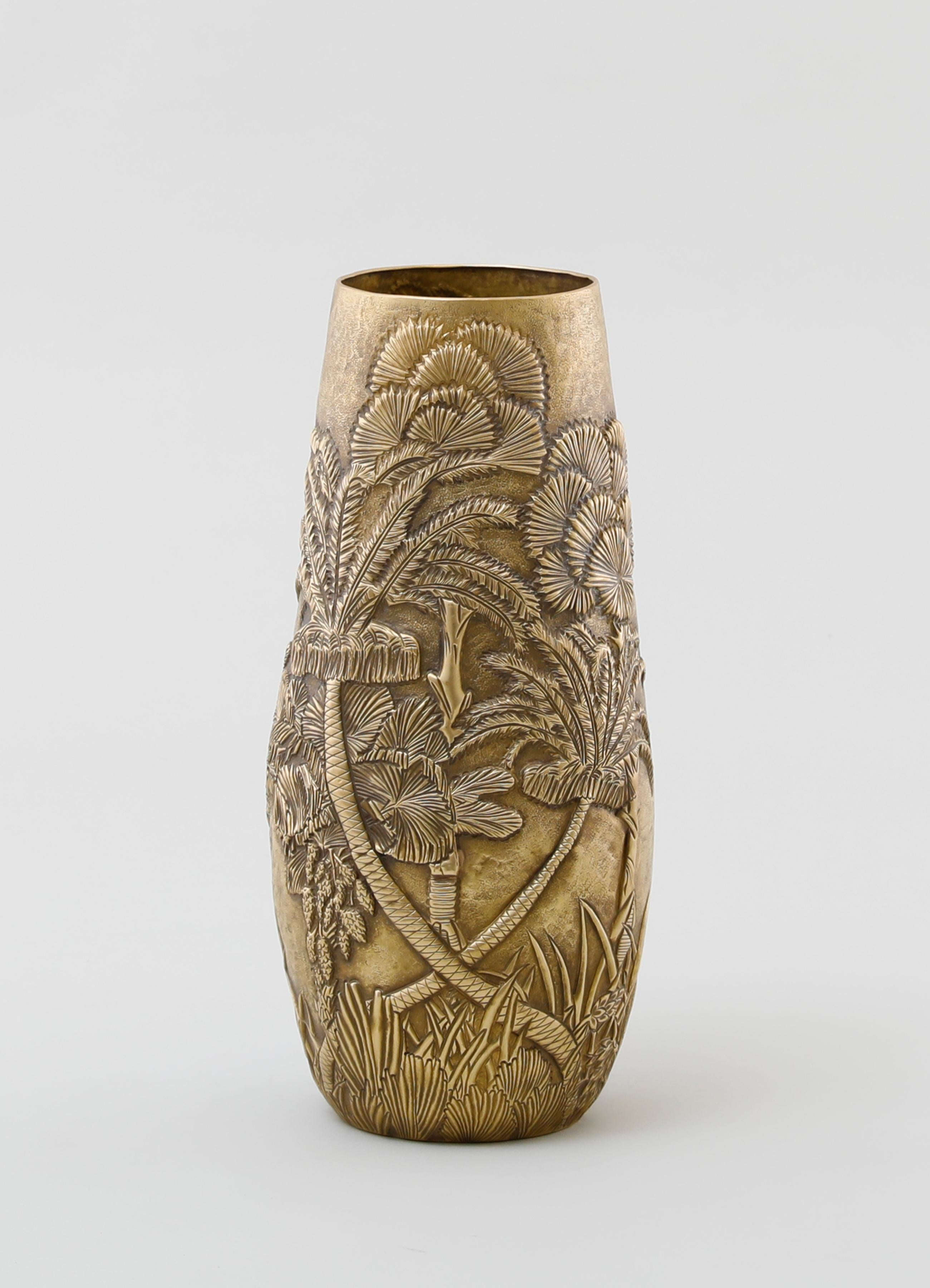 Vaso Fort Kochi Repousse in ottone patinato, di Vikram Goyal

