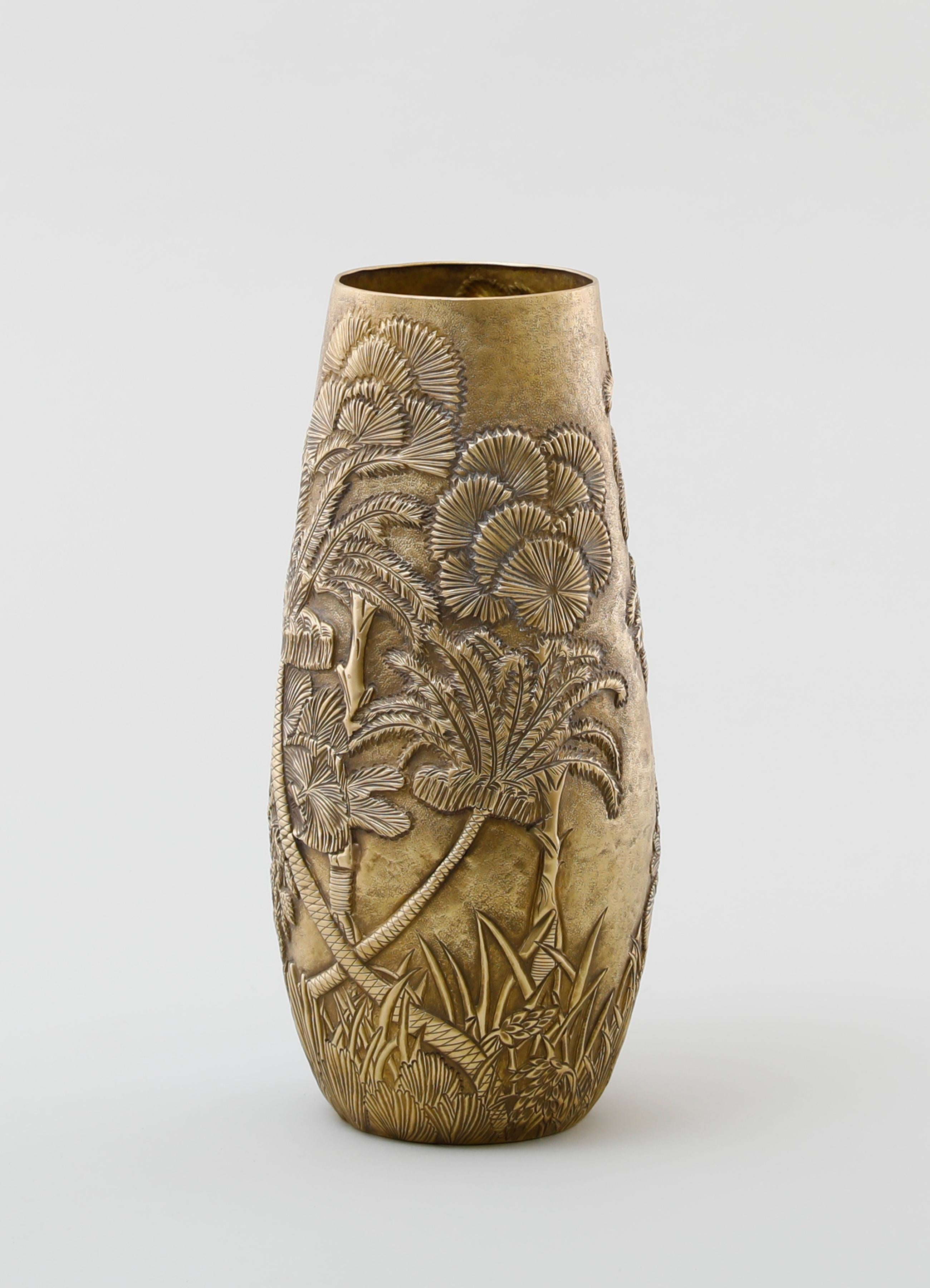 Indiano Vaso Fort Kochi Repousse in ottone patinato, di Vikram Goyal in vendita