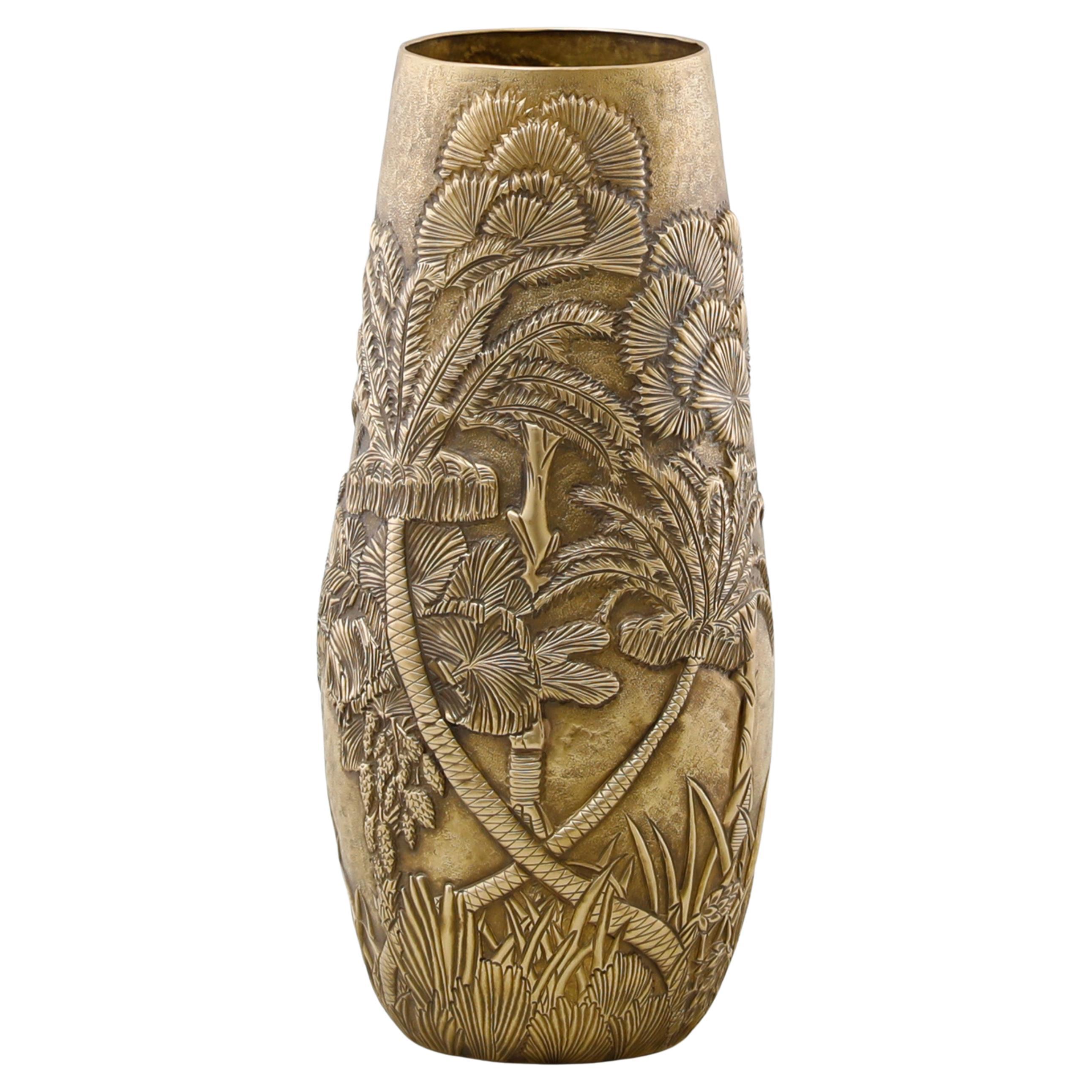 Vaso Fort Kochi Repousse in ottone patinato, di Vikram Goyal in vendita