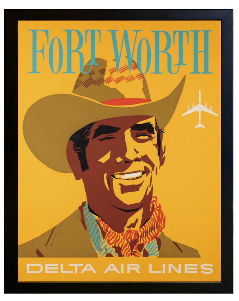 Dies ist ein Vintage Fort Worth Reiseplakat für Delta Airlines, in den 1950er Jahren ausgestellt. Das Plakat zeigt einen Mann mit Cowboyhut vor einem leuchtend gelben Hintergrund und ist ein beliebtes Sammlerstück. Das Plakat wurde von John Hardy