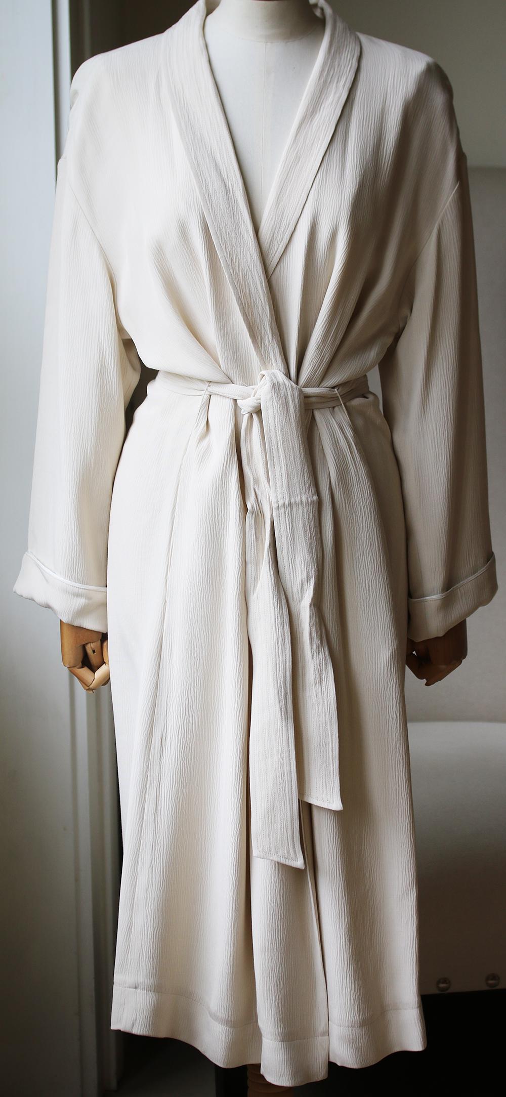 Cream long belted coat from Forte Forte featuring an open front, a belted waist, long sleeves, a long length and a straight hem. 100% Viscose. Lining: 60% Acetate, 40% viscose.

Size: III (UK 12, US 8, FR 40, IT 44)

Condition: As new condition, no