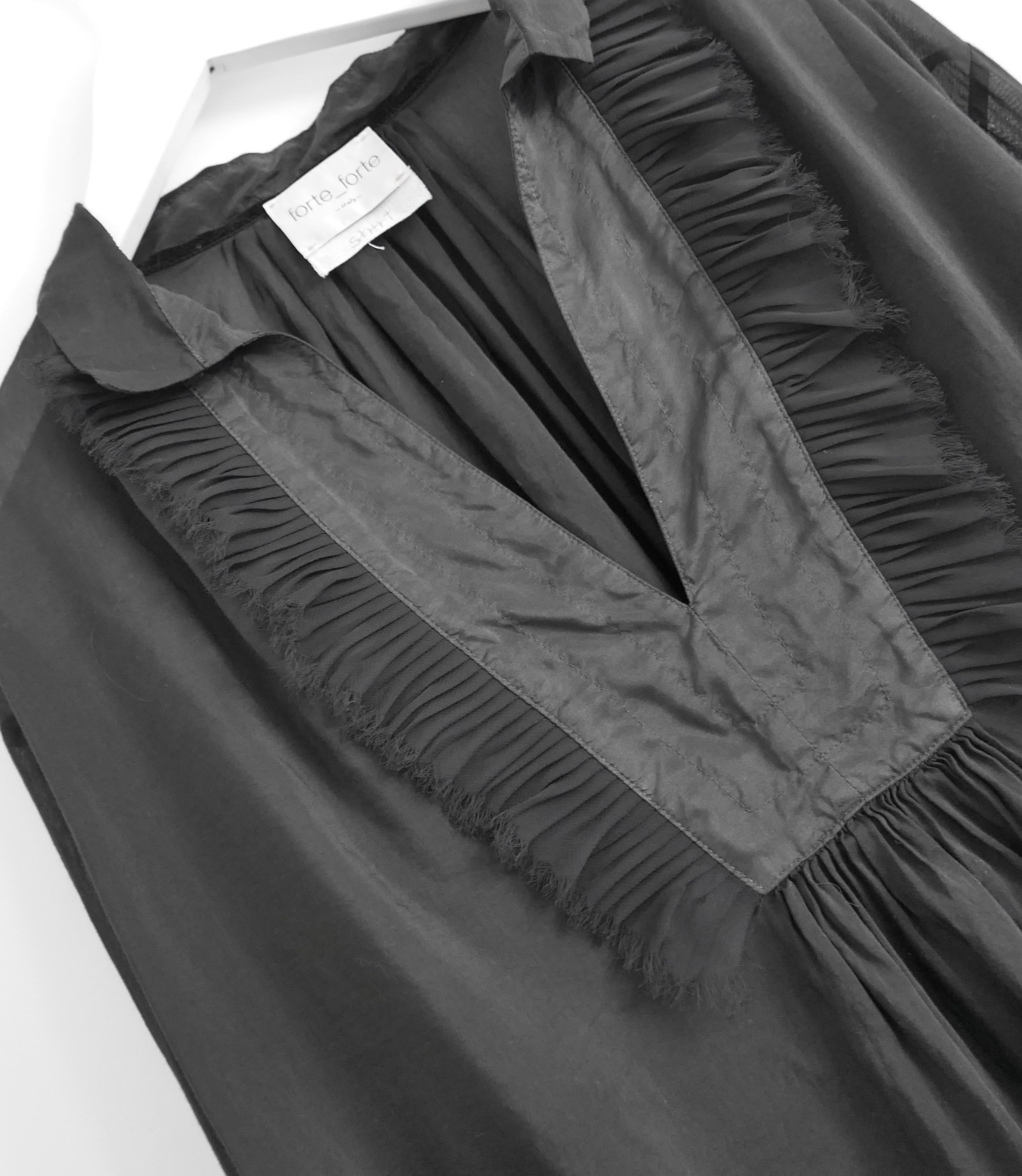 Splendida camicetta Forte_Forte in cotone e seta. Comprato per 450 sterline e indossato una volta con un bottone di ricambio attaccato all'etichetta interna. Realizzato in leggerissimo e morbido cotone e seta neri, con pannello frontale rifinito con