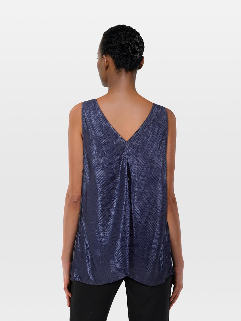 L'ÉTAT est très bon. Pratiquement aucune usure visible sur le dessus n'est visible sur cet article de revente de designer Forte_Forte d'occasion.
 

 

 

 Détails
 

 

 Marine
 

 Viscose
 

 Débardeur
 

 Sans manches
 

 V.I.I.
 

 Fil