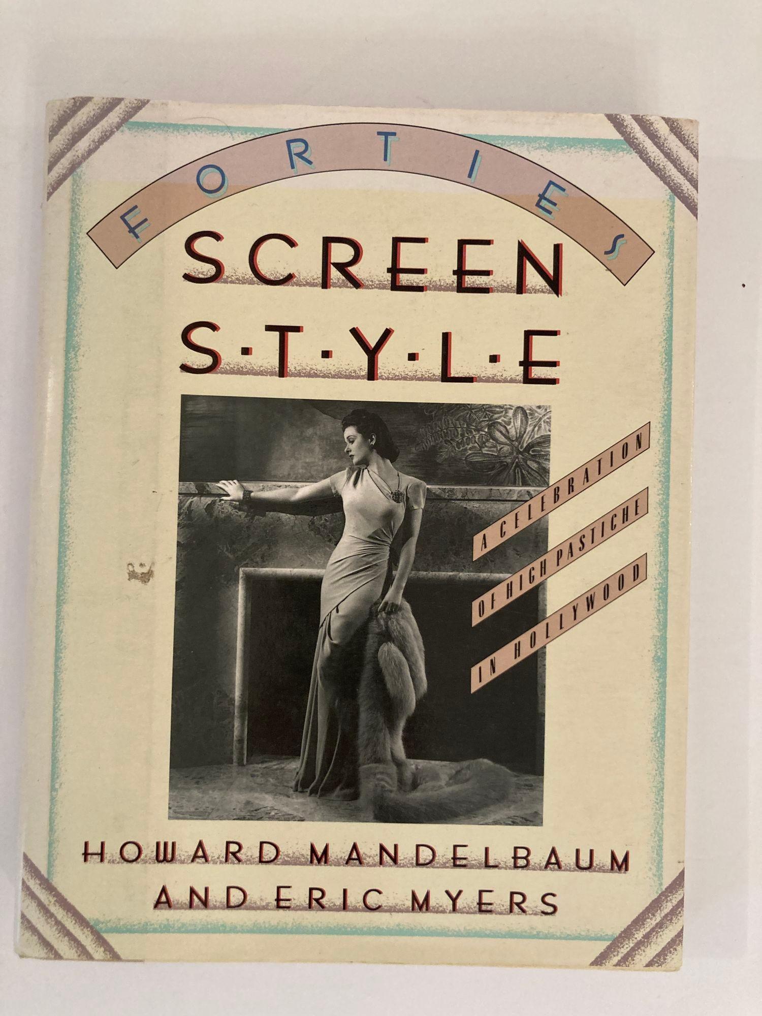 Forties Screen Style: Eine Feier des High Pastiche in Hollywood von Howard Mandelbaum, Howard Eric Myers.
Veröffentlicht im Jahr 1989. St. Martin's Press.
ERSTE AUSGABE. ERSTDRUCK.
209 Seiten.
Gebundenes Sammlerstück mit