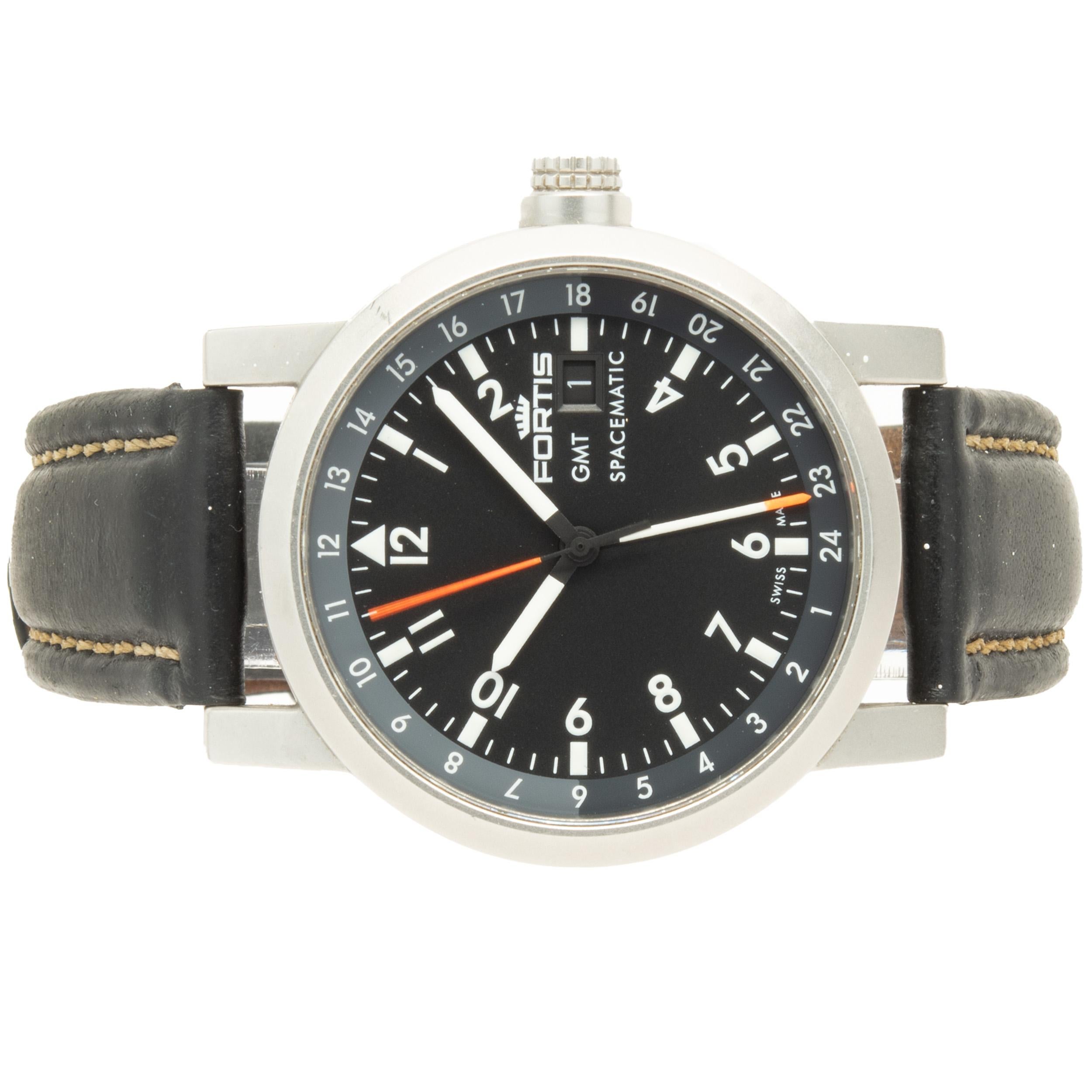 Uhrwerk: automatisch
Funktion: Stunden, Minuten, Sekunden, Datum, GMT
Gehäuse: 40 mm rundes Edelstahlgehäuse, Saphirglas, Krone mit Druck-/Zugmechanismus, glatte Lünette
Zifferblatt: schwarz-arabisch
Armband: schwarzes Leder
Seriennummer