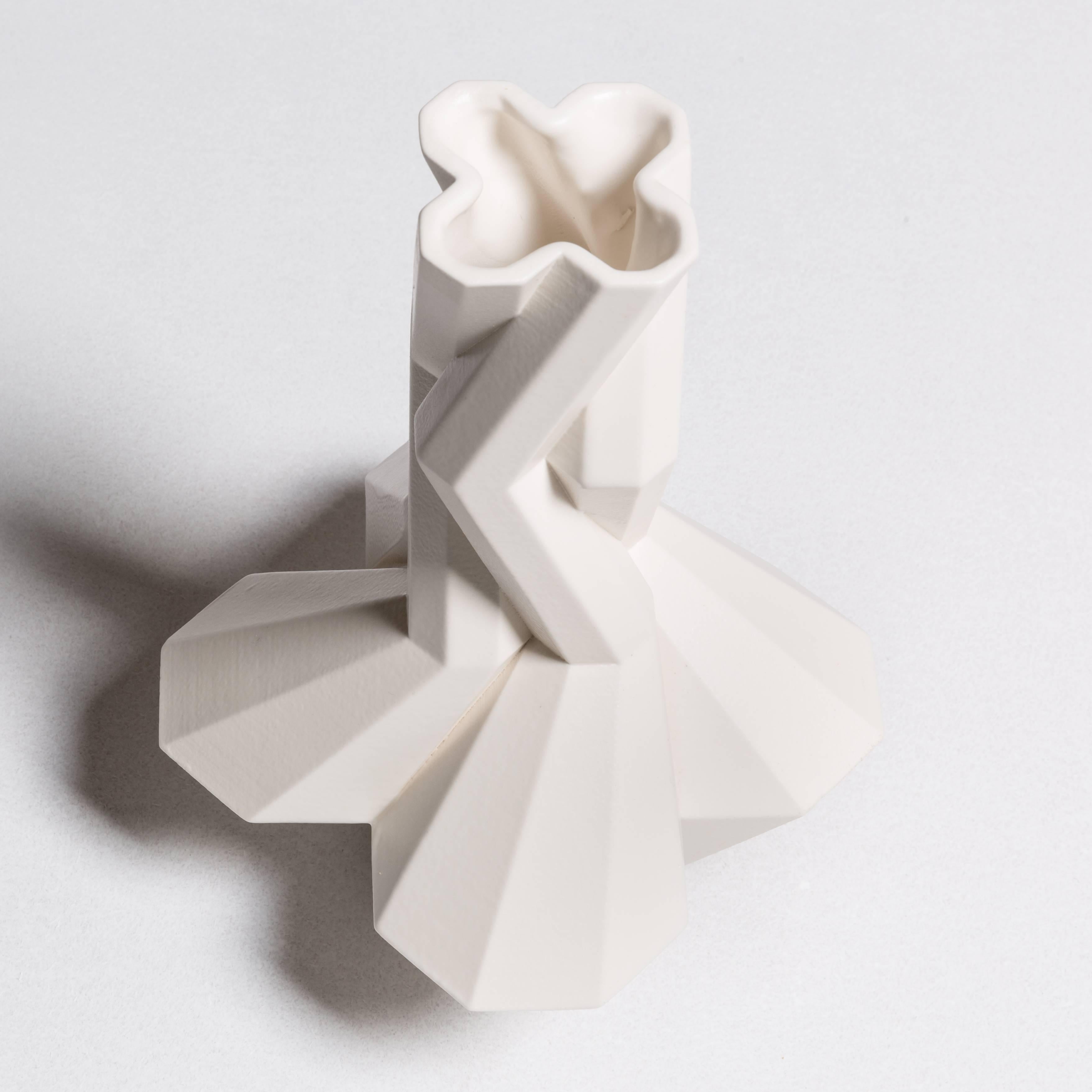 Moderne Vase Fortress Cupola en céramique blanche, par Lara Bohinc, en stock