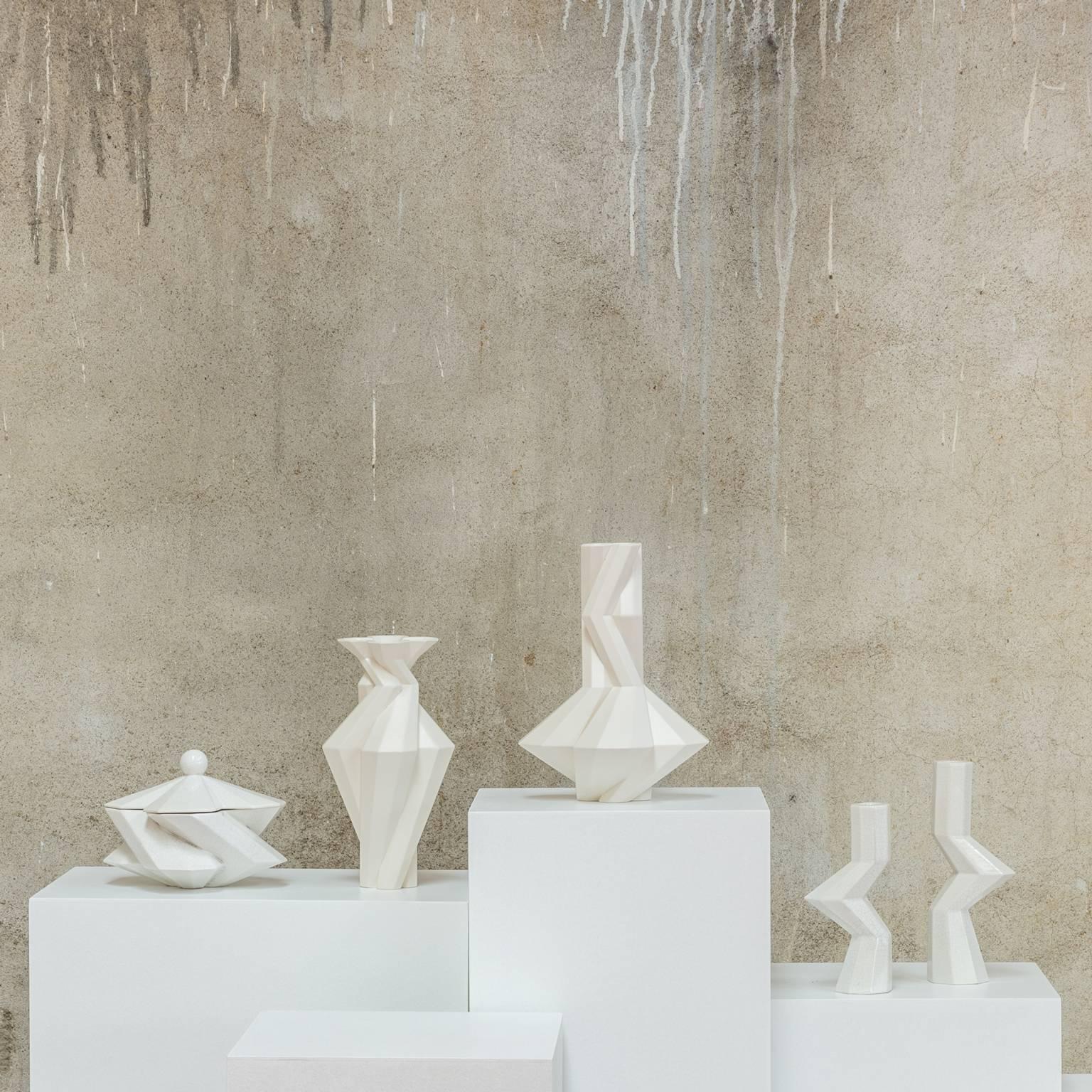 Vase Fortress Cupola en céramique blanche, par Lara Bohinc, en stock Neuf à Holland, AMSTERDAM