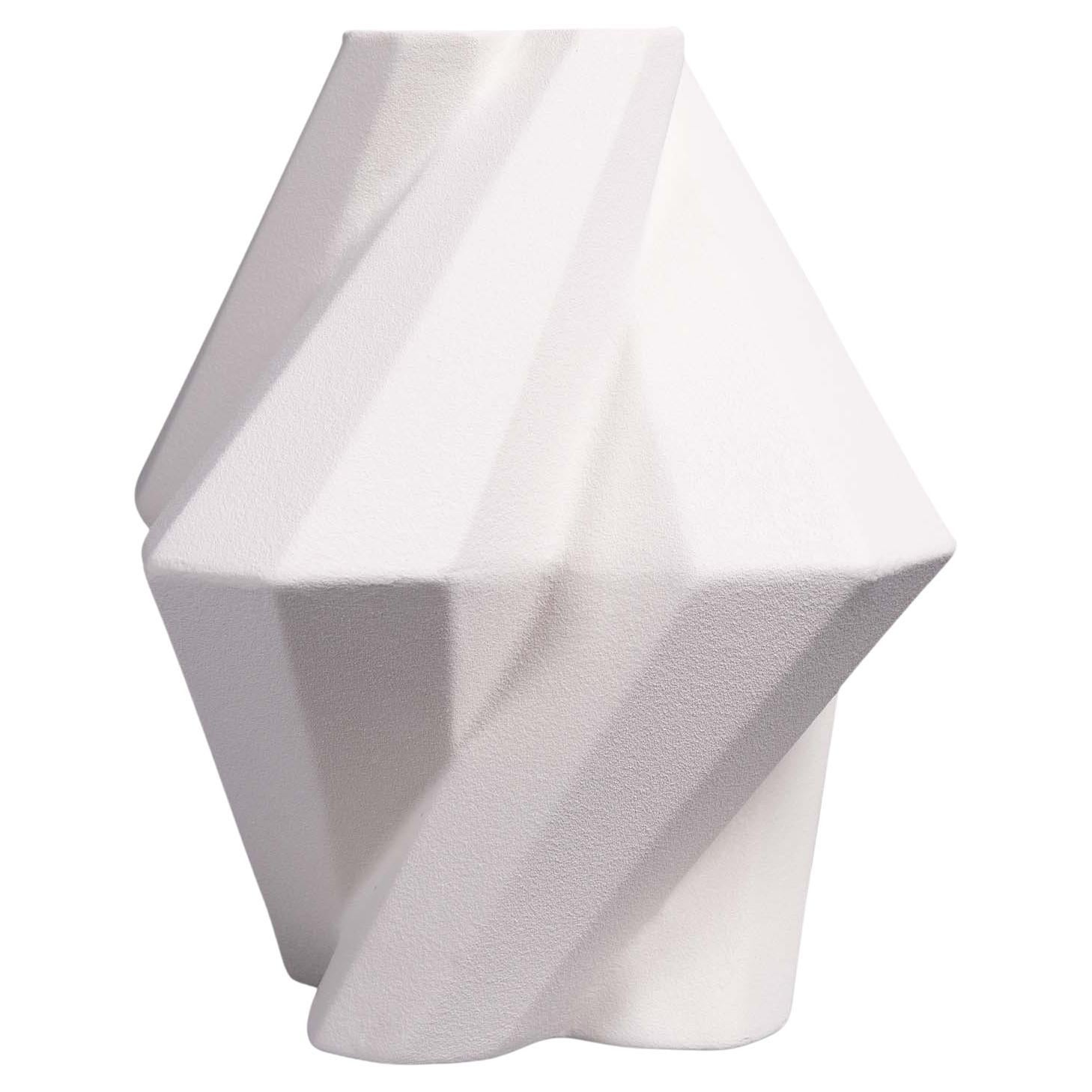 La designer Lara Bohinc esplora il connubio tra forme antiche e futuristiche nella nuova gamma di vasi della fortezza, che ha creato una struttura geometrica più complessa e moderna partendo dall'ispirazione originale delle torri ottagonali del