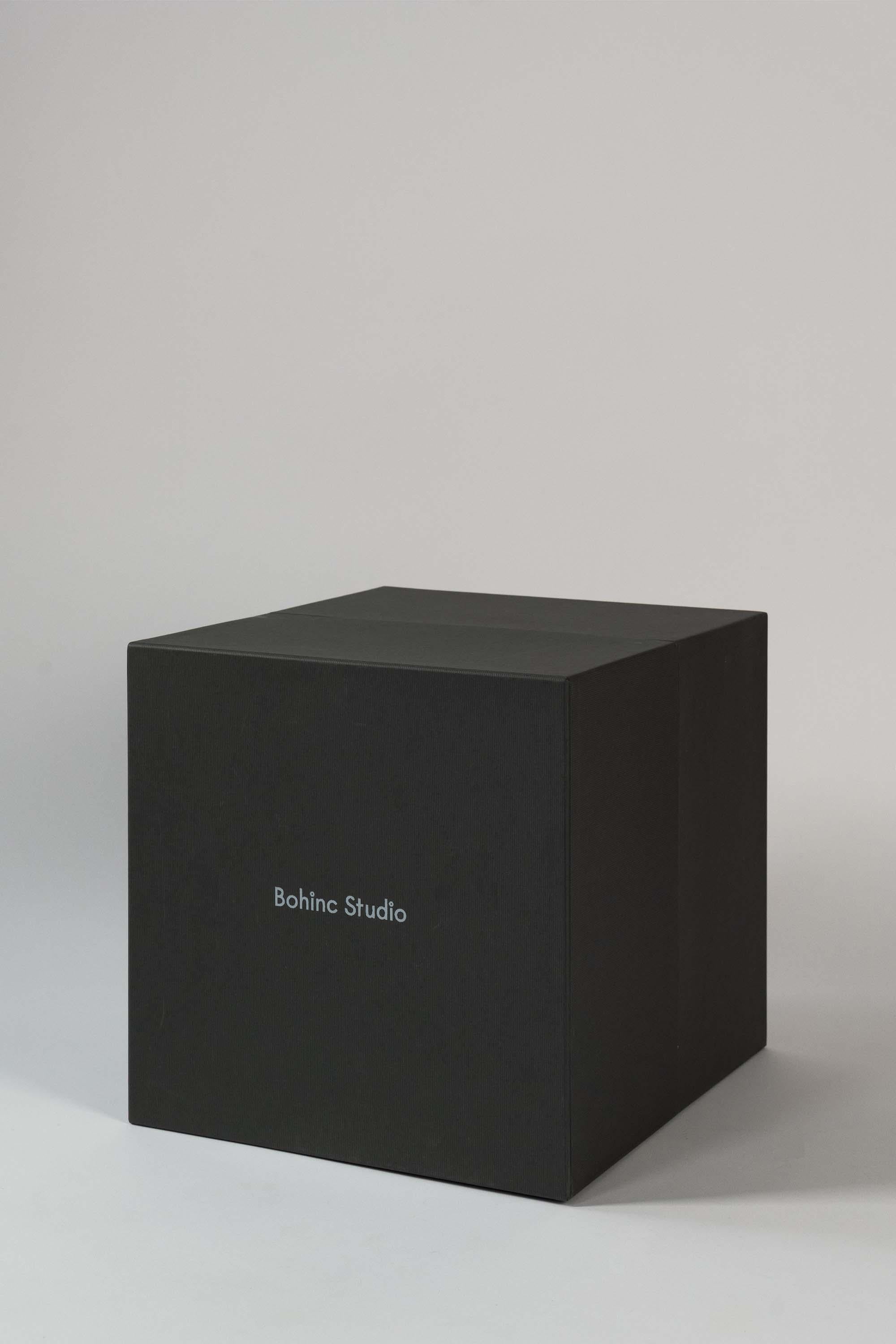 XXI secolo e contemporaneo Vaso a colonna Fortress Bianco Geometrico Contemporaneo Lara Bohinc, in stock in vendita