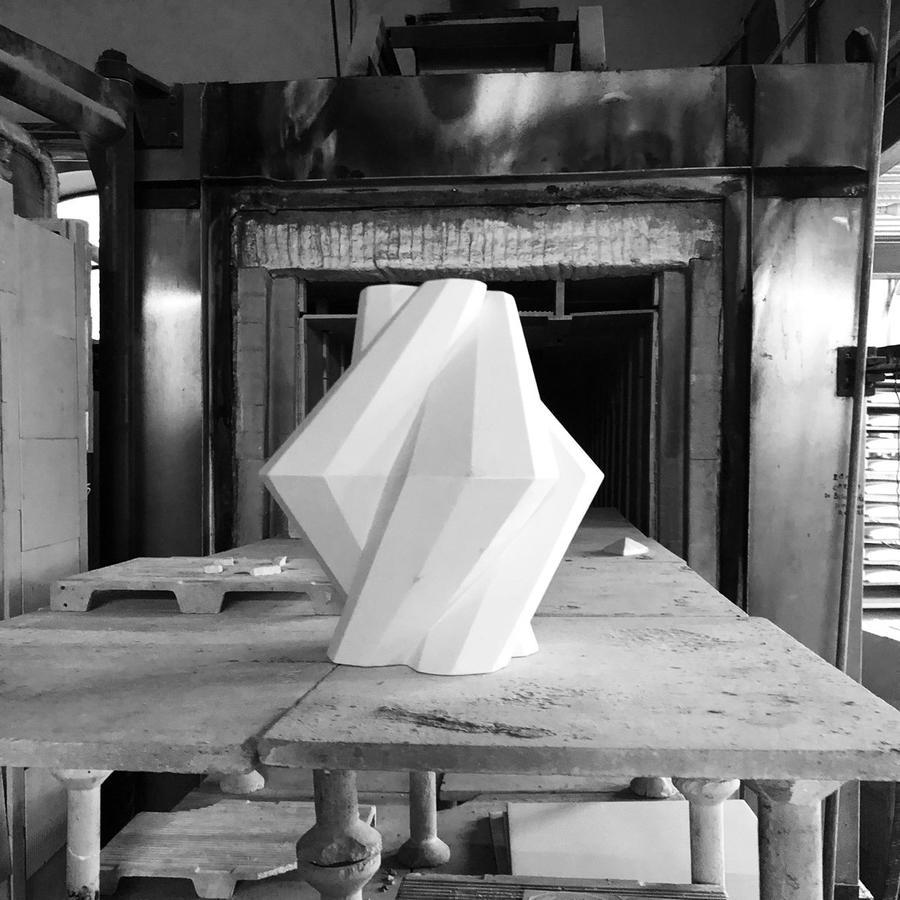 Ceramica Vaso a colonna Fortress Bianco Geometrico Contemporaneo Lara Bohinc, in stock in vendita