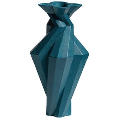 Vase en spirale Fortress en céramique bleue de Lara Bohinc, en stock