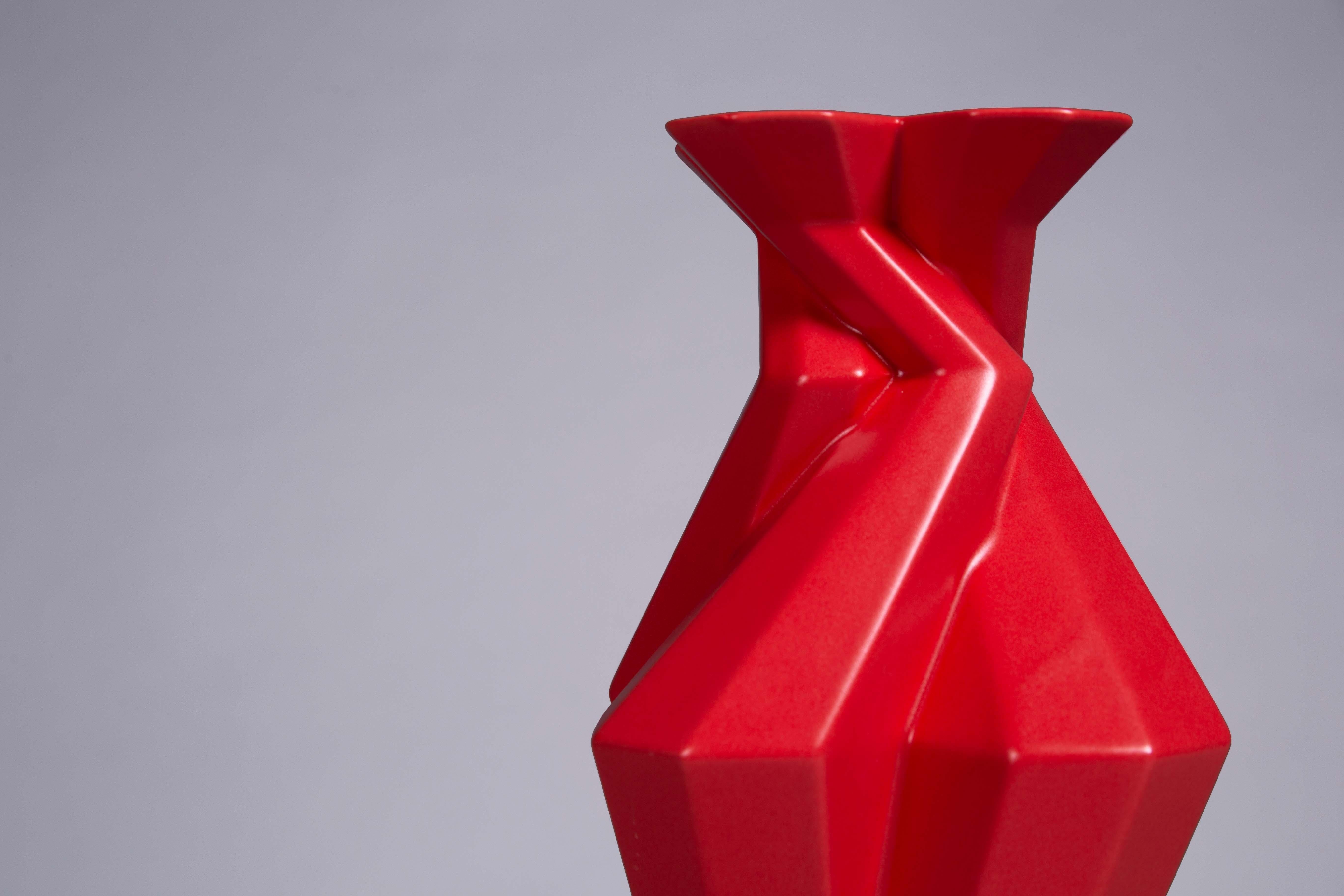 Moderne Vase en spirale Fortress en céramique rouge géométrique contemporaine, Lara Bohinc, en stock en vente