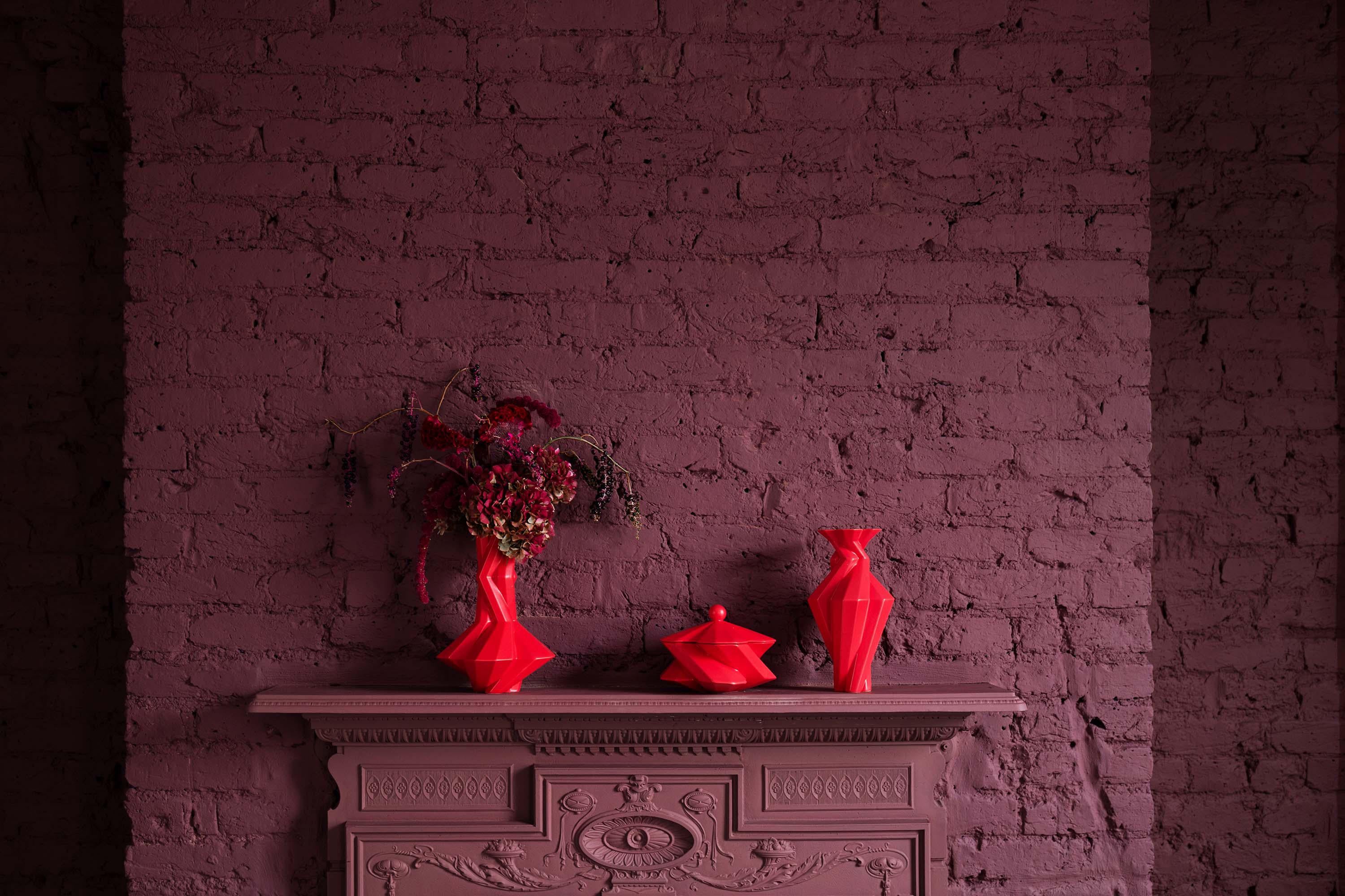 Portugais Vase en spirale Fortress en céramique rouge géométrique contemporaine, Lara Bohinc, en stock en vente
