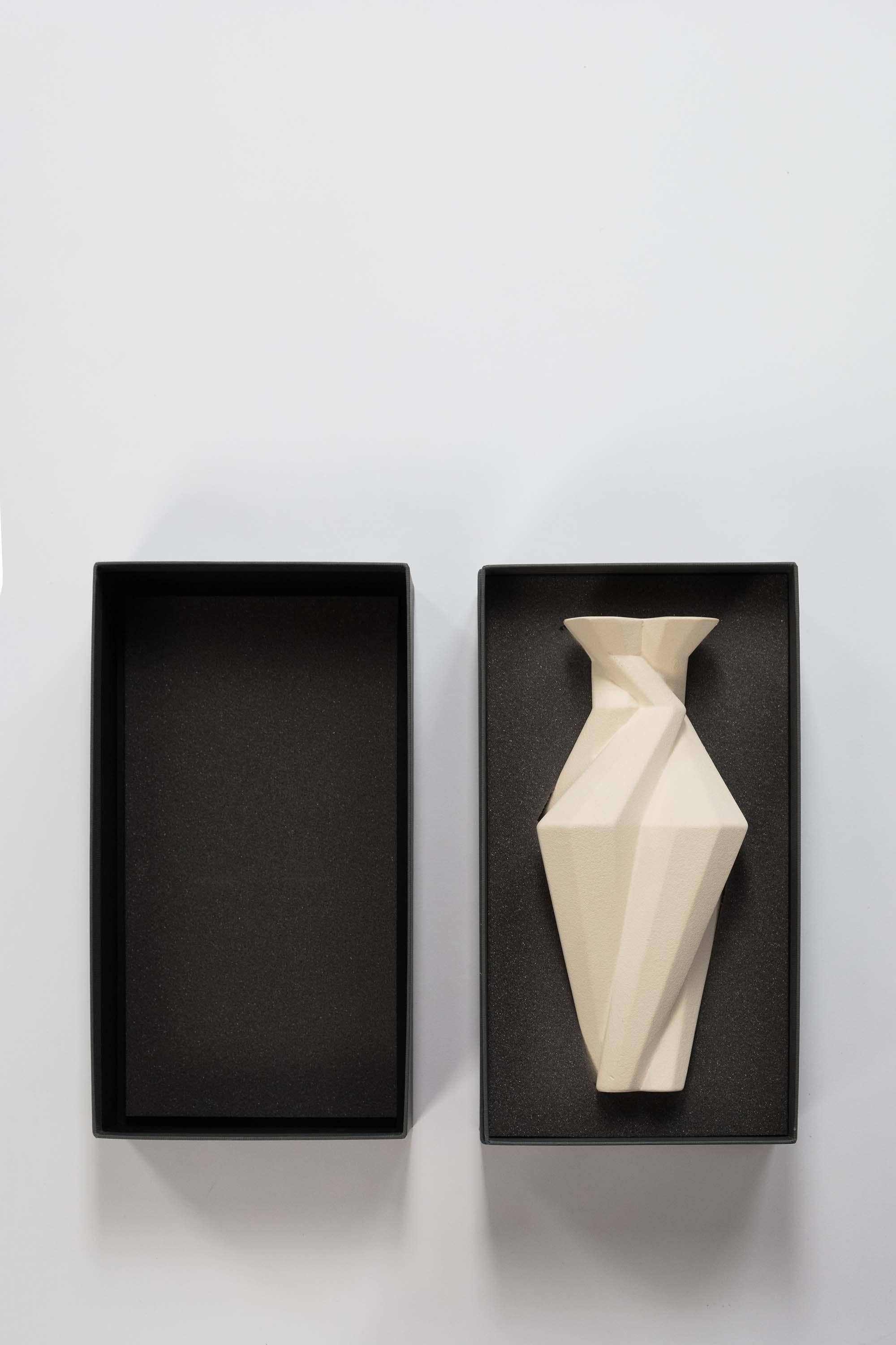 Moulage Vase en spirale Fortress en céramique rouge géométrique contemporaine, Lara Bohinc, en stock en vente