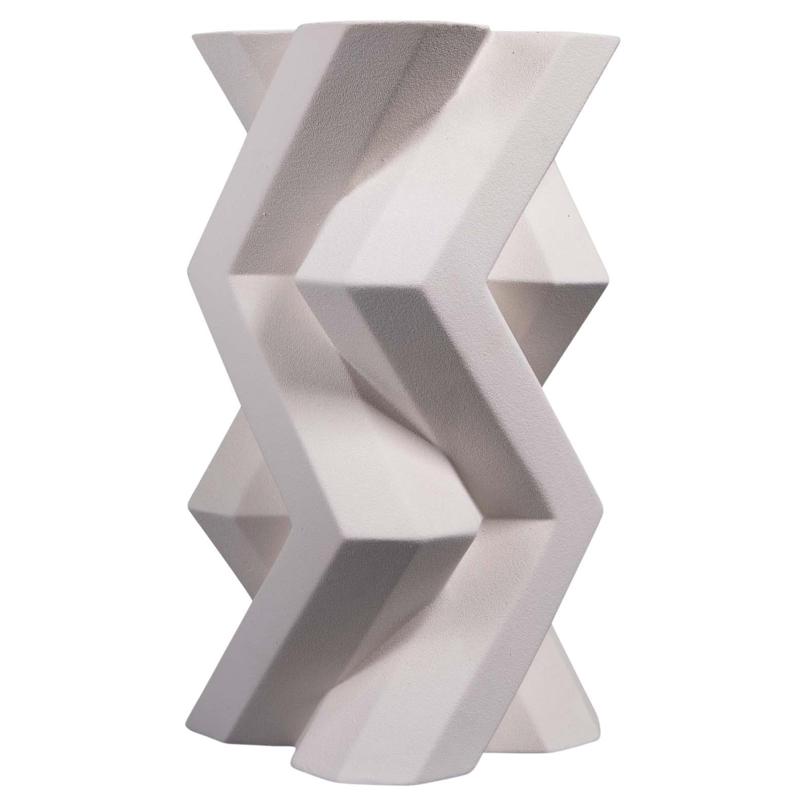 Fortress Tower Vase Geometrische zeitgenössische Vase aus weißer Keramik, Lara Bohinc, auf Lager