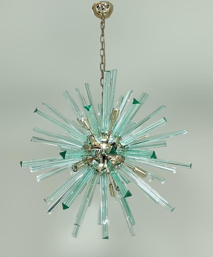 Lustre Sputnik italien en verre de Murano Triedri vert monté sur une monture plaquée or 24 carats / Design by Fabio Bergomi for Fabio LTD inspired by Venini / Made in Italy
12 lampes / type E12 ou E14 / max 40W chacune
Hauteur : 30 pouces plus la