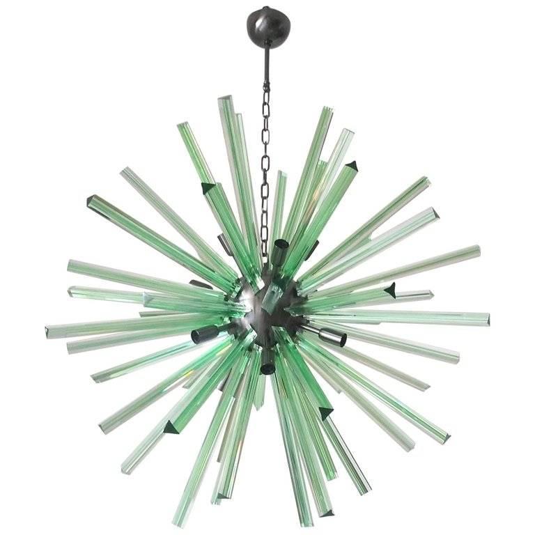 Lampadario Sputnik italiano con vetro di Murano verde soffiato a mano in tre punti con la tecnica Triedri, montato su una struttura in nichel nero / Disegnato da Fabio Bergomi per Fabio Ltd ispirato a Venini / Made in Italy
12 luci / tipo E12 o E14