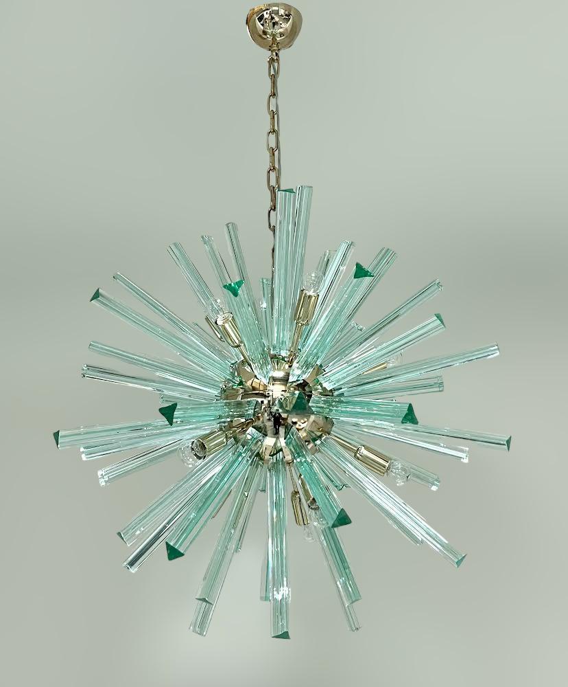 Lampadario italiano Sputnik con vetro di Murano verde Triedri montato su una struttura placcata oro 24 carati / Disegnato da Fabio Bergomi per Fabio Ltd ispirato a Venini / Made in Italy
12 luci / tipo E12 o E14 / max 40W ciascuna
Altezza: 30