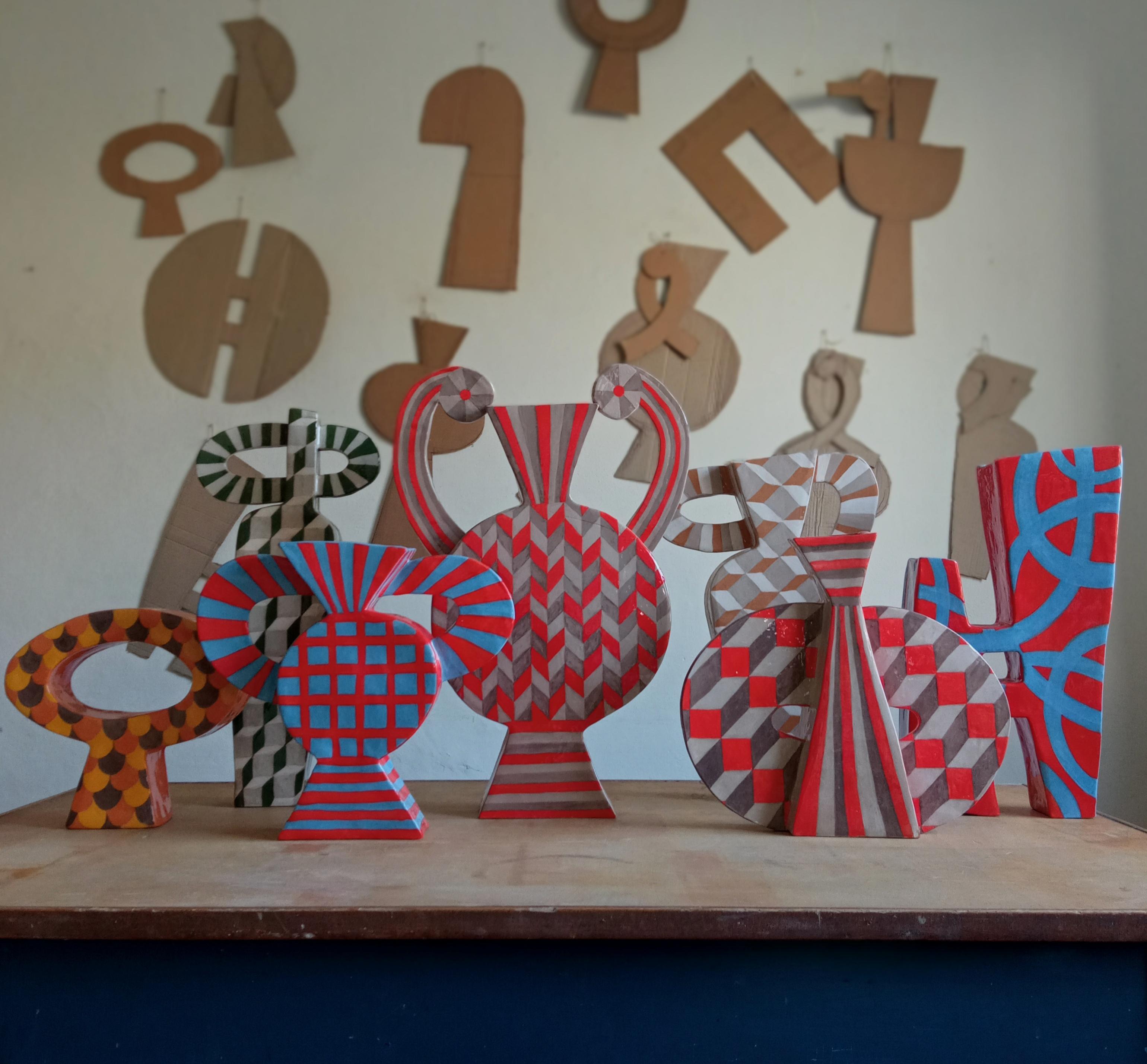 Peint à la main FORTUNATO  - Vase en terre cuite - 21e siècle - par Chiara Berta Artiste en vente
