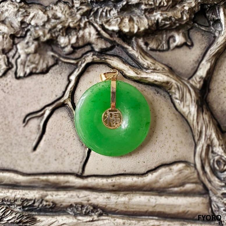 Fortune Green Jade Donut Disc Pendant with 14K Solid Yellow Gold

The 'Fu Fuku Fortune Jade Pendant' characterizes the roots of the Han dialect. Where we now have offshoots like Traditional Chinese and the Japanese Kanji, where the text appears the
