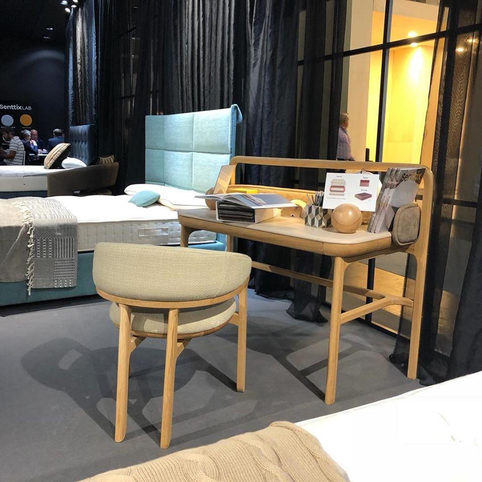 Fortune ii, Contemporary Oak Vanity Upholstered in Premium Calf For