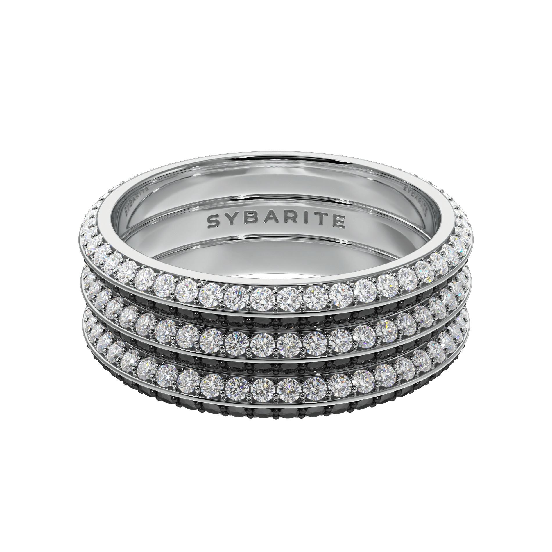 Refined and modern, the Triad ring from the Fortune collection. The brilliance of the diamonds is doubled by reflecting the polished mirror settings of the rings. Our Triad, refined in shape, has a special feature within – this is a movable