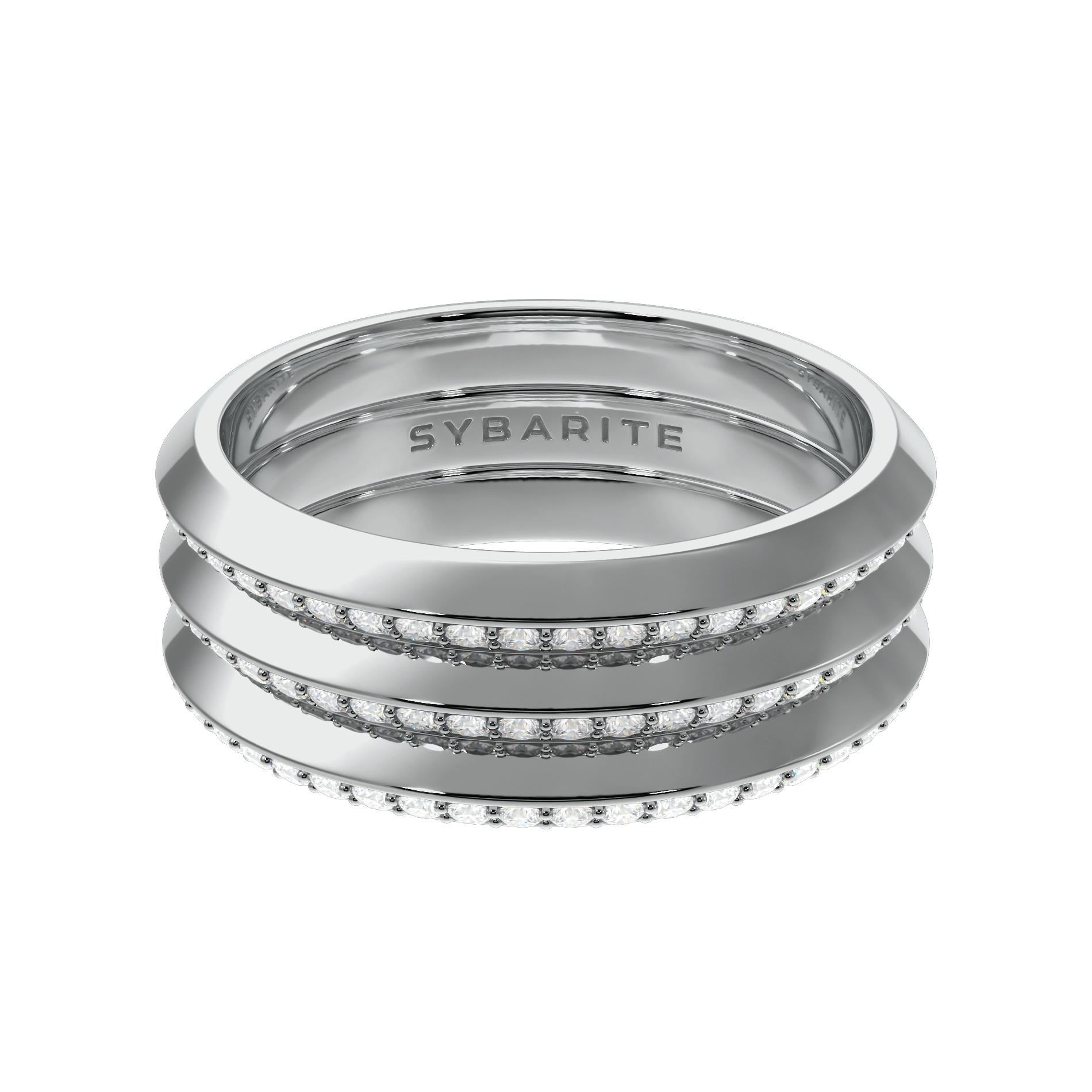 Refined and modern, the Triad ring from the Fortune collection. The brilliance of the diamonds is doubled by reflecting the polished mirror settings of the rings. Our Triad, refined in shape, has a special feature within – this is a movable