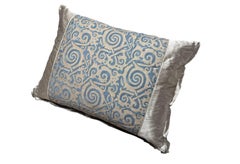 Almohada de diseño Fortuny rellena de plumón italiano azul y plata - 1 de 2