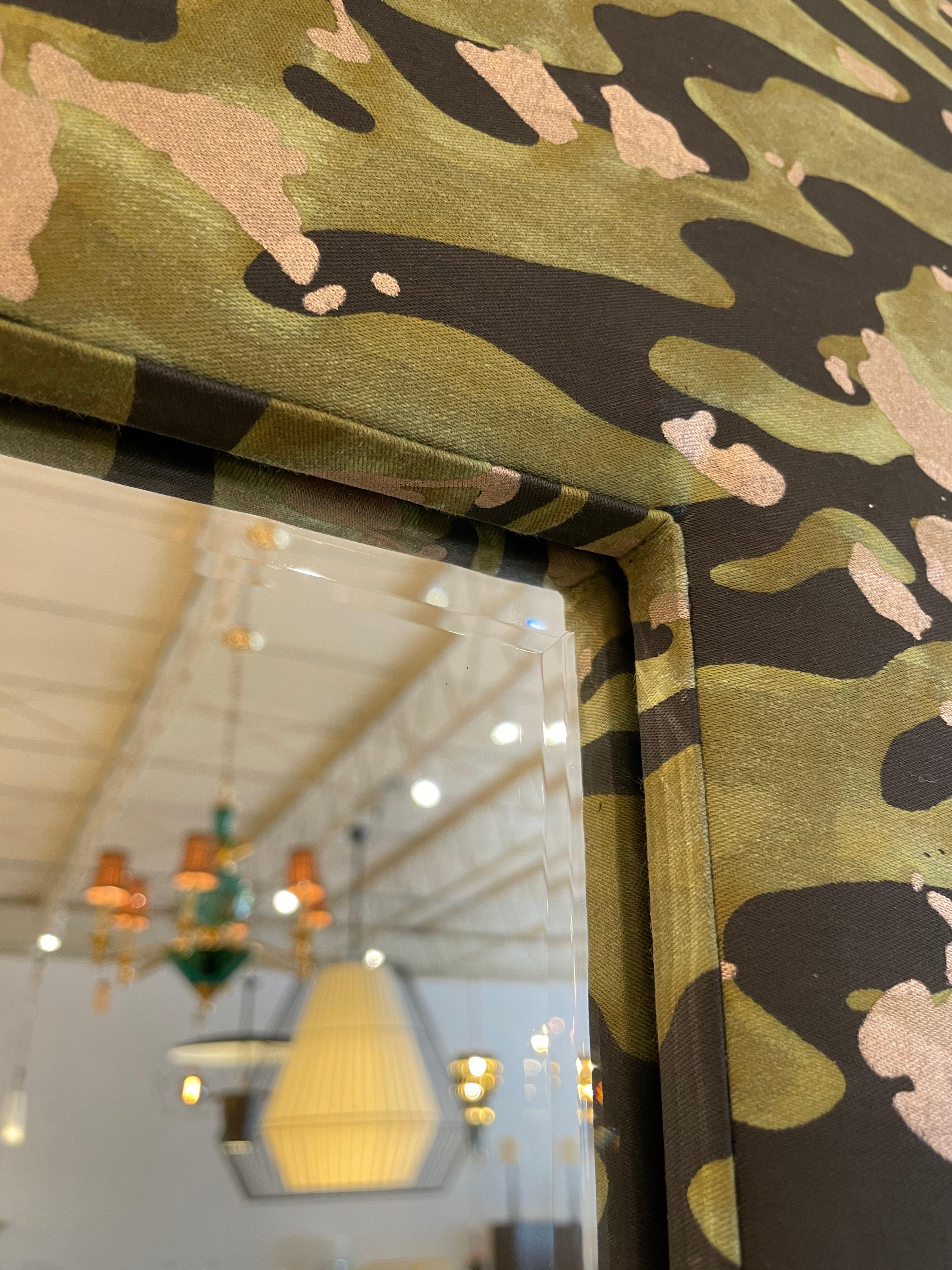 Postmoderne Tissu de style camouflage Fortuny sur un grand miroir rectangulaire en vente