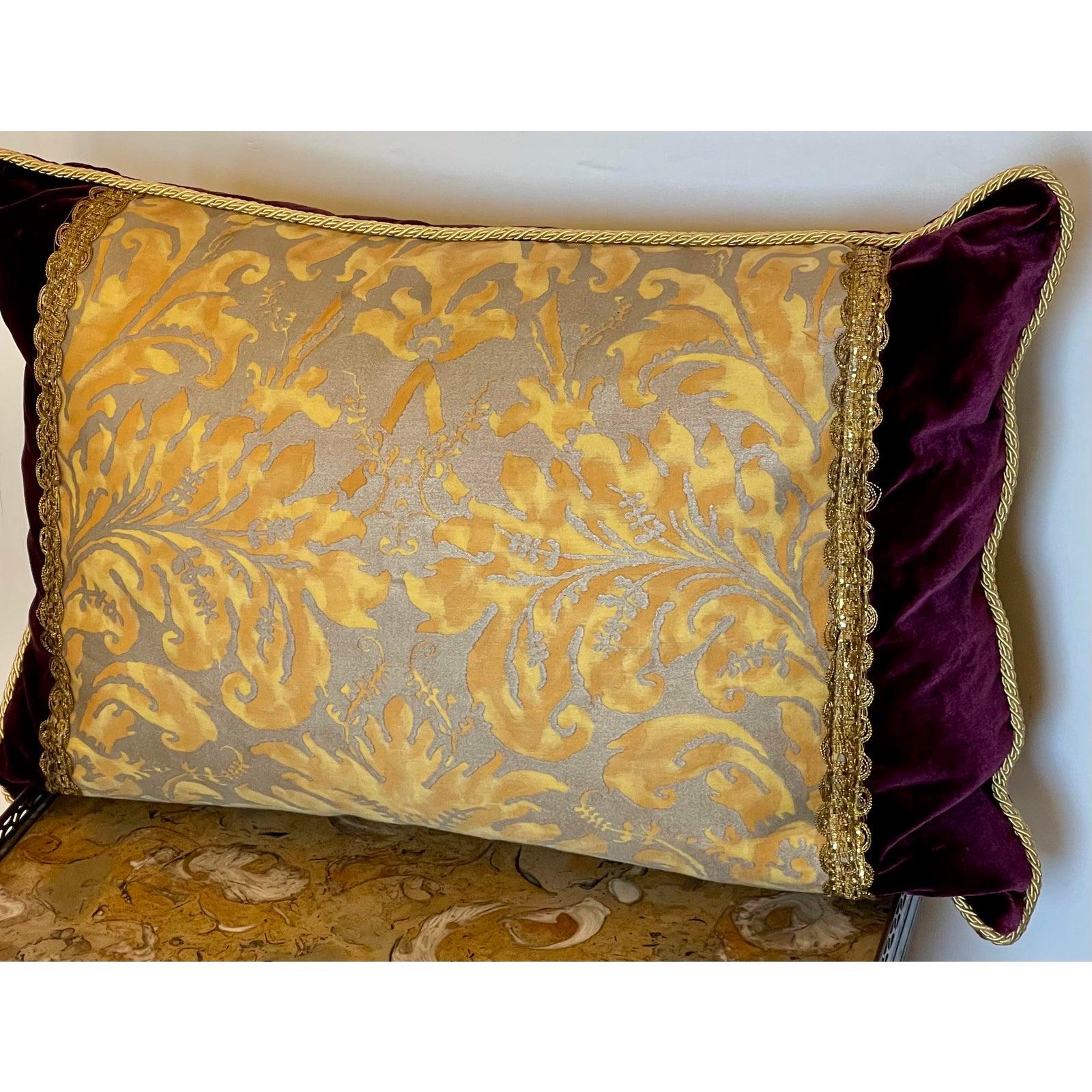Vintage Fortuny Down Filled Silk Velvet Throw Pillow. Mit Goldmetallic-Besatz.

Zusätzliche Informationen:
MATERIALIEN: Seide, Samt
Farbe: Lila
Designer: Fortuny
Zeitraum: 2000 - 2009
Muster: Damast
Stilrichtungen: Französisch, Italienisch,