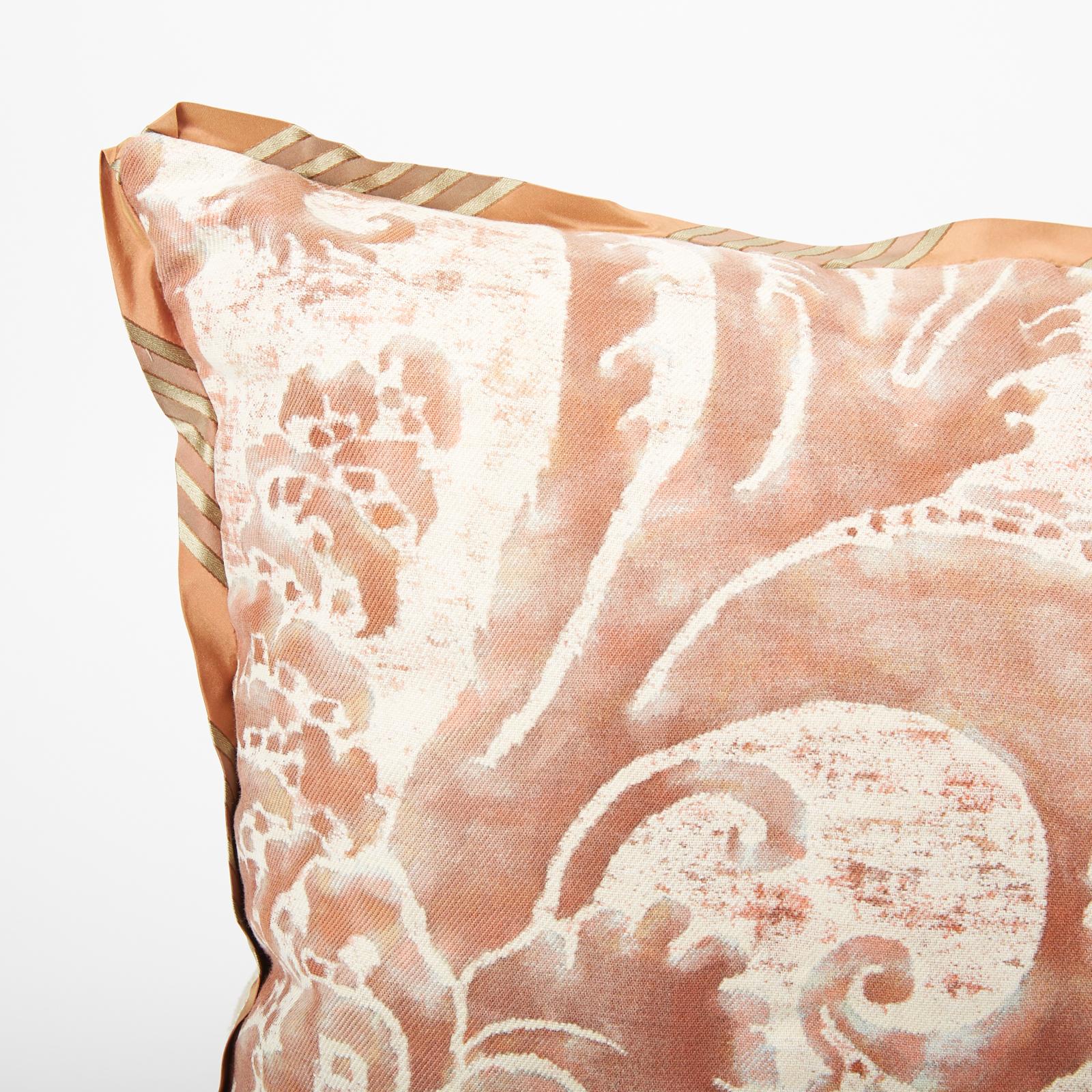 Coussin en tissu Fortuny à motifs glycine, nouvellement réalisé avec un tissu vintage Neuf - En vente à New York, NY