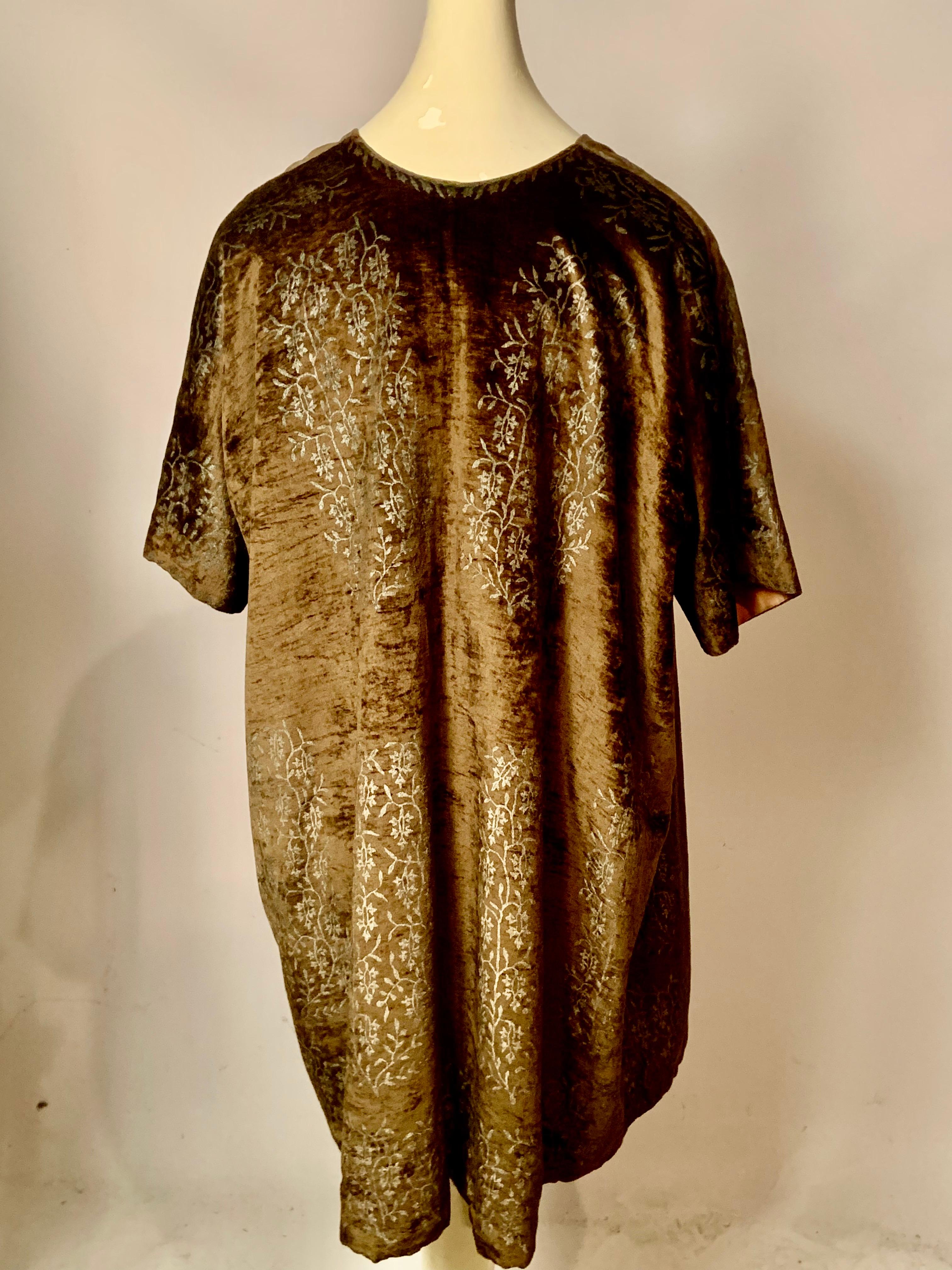 Fortuny Orientalist Style Manteau en velours vert olive avec motifs en pochoir argenté en vente 5