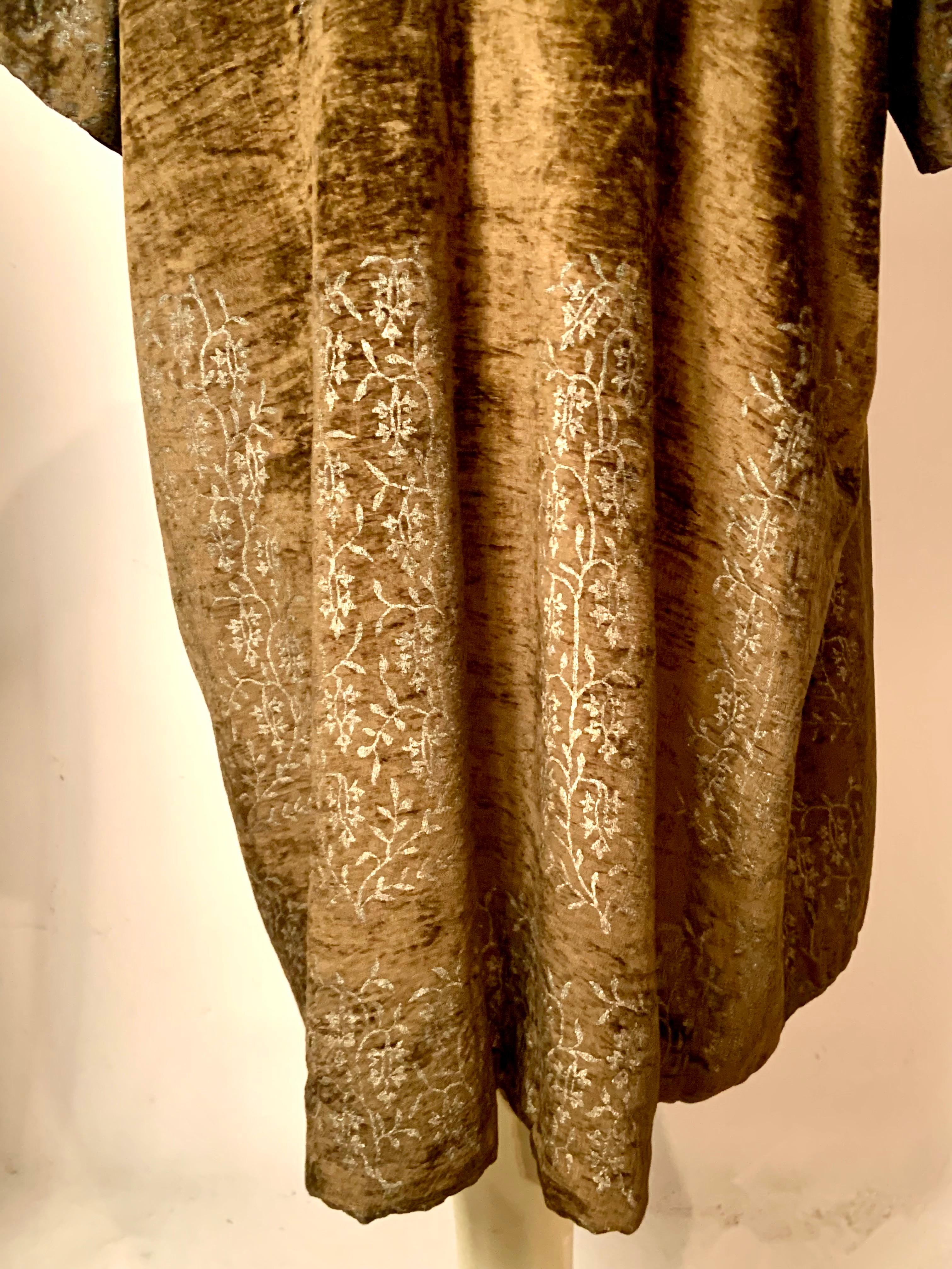 Fortuny Orientalist Style Manteau en velours vert olive avec motifs en pochoir argenté en vente 6