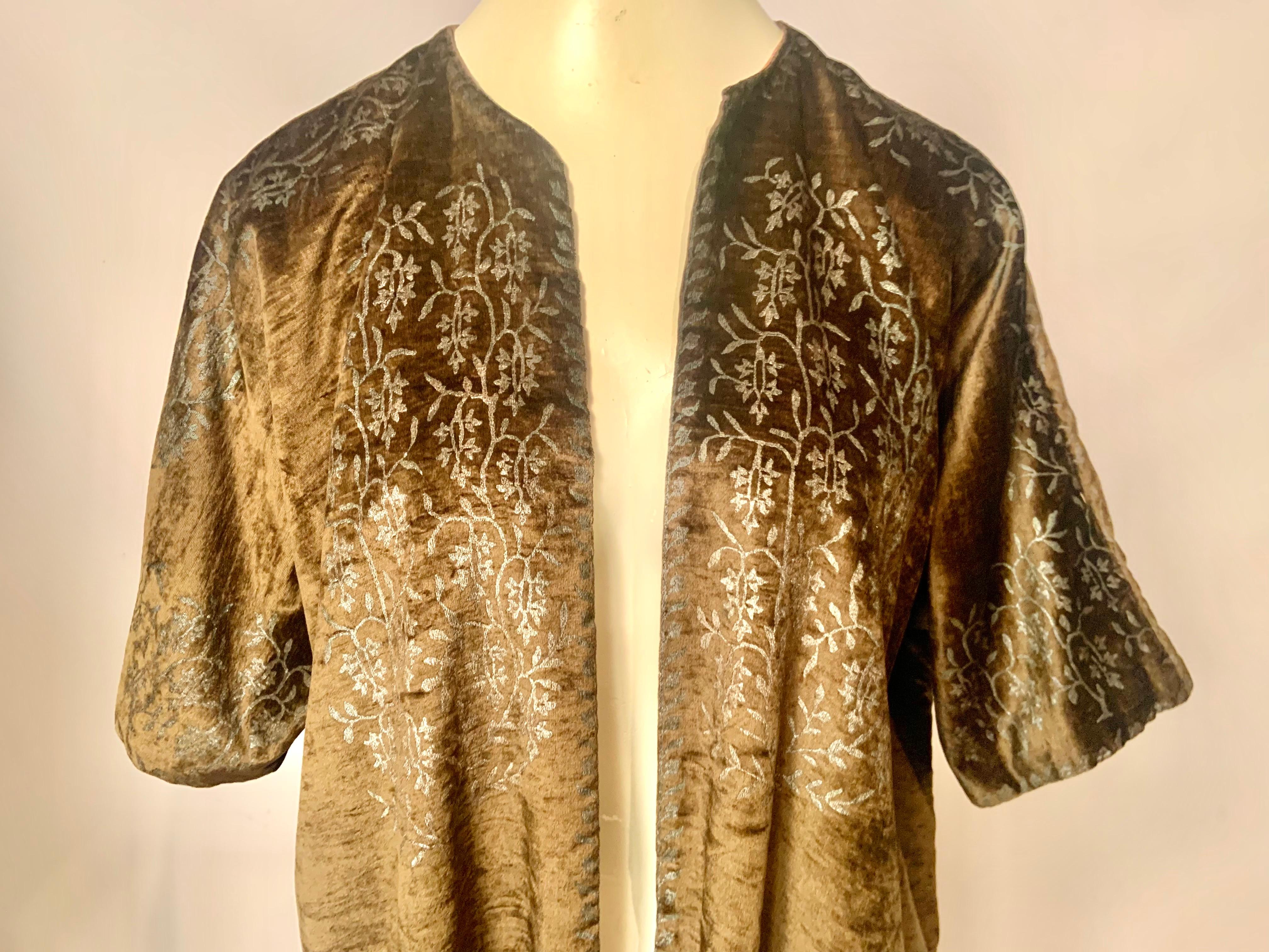 Le Saint Graal de tout collectionneur de vêtements vintage est un manteau en velours peint au pochoir à la main par Mariano Fortuny. Ces pièces rares ont été fabriquées et décorées à la main à Venise, et elles sont encore plus difficiles à trouver